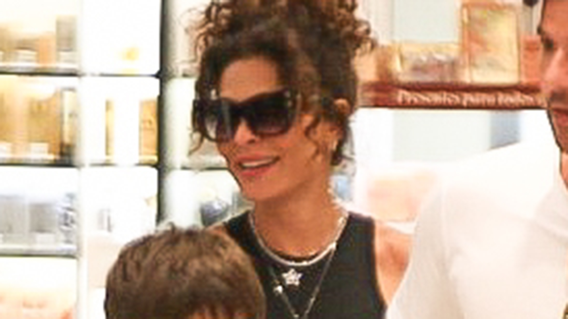 Juliana Paes é flagrada em passeio no shopping com os filhos e o marido