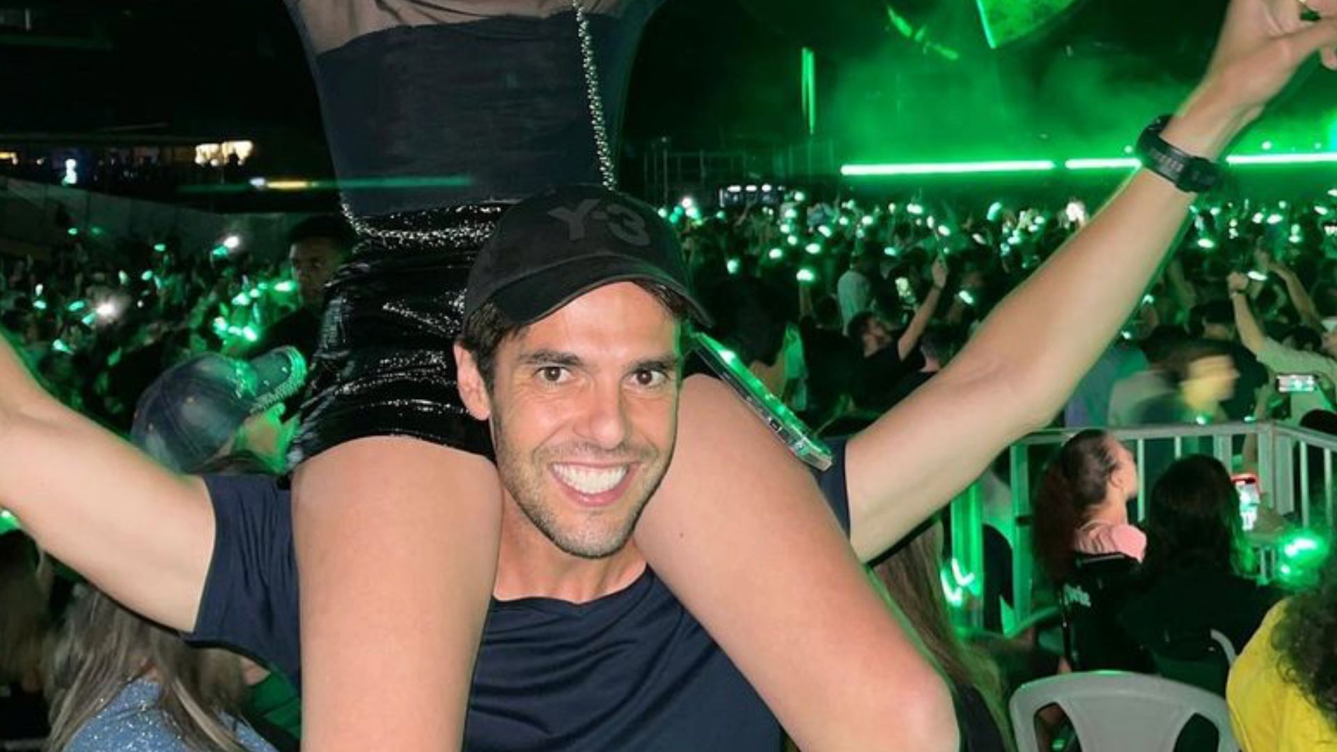 Cresceu! Kaká surge em clique raríssimo com primogênita e choca: “Cópia fiel!”