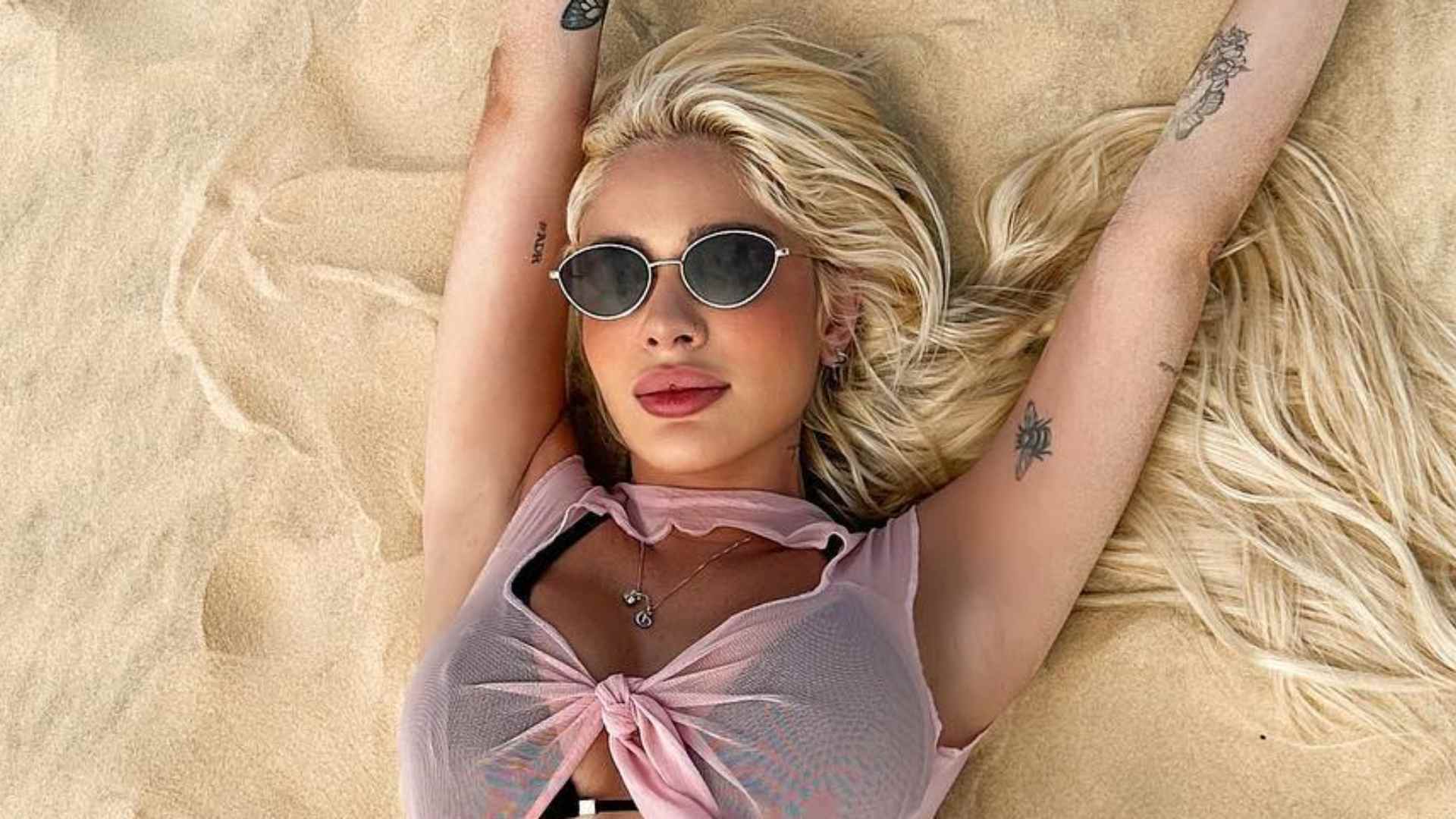 Karoline Lima exibe curvas impecáveis ao apostar em look transparente na praia