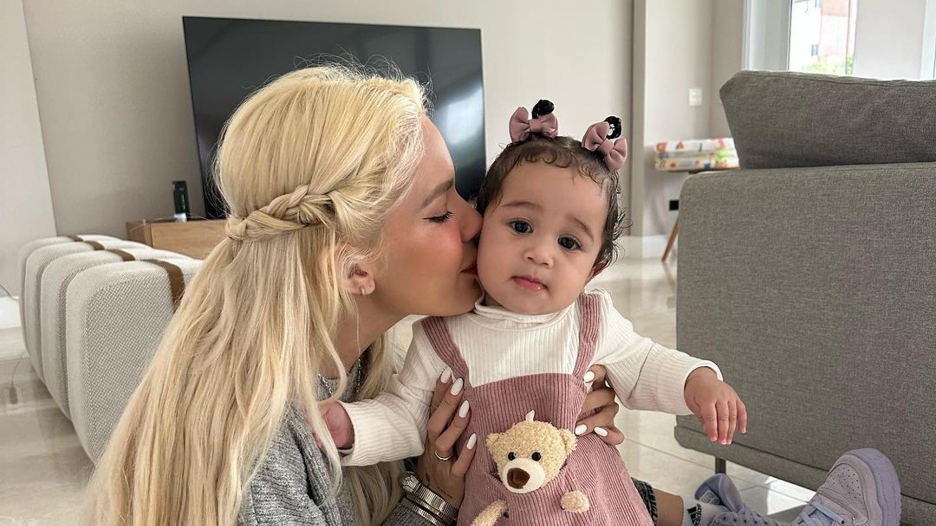 Karoline Lima comemora reencontro com a filha após temporada com o pai Éder Militão