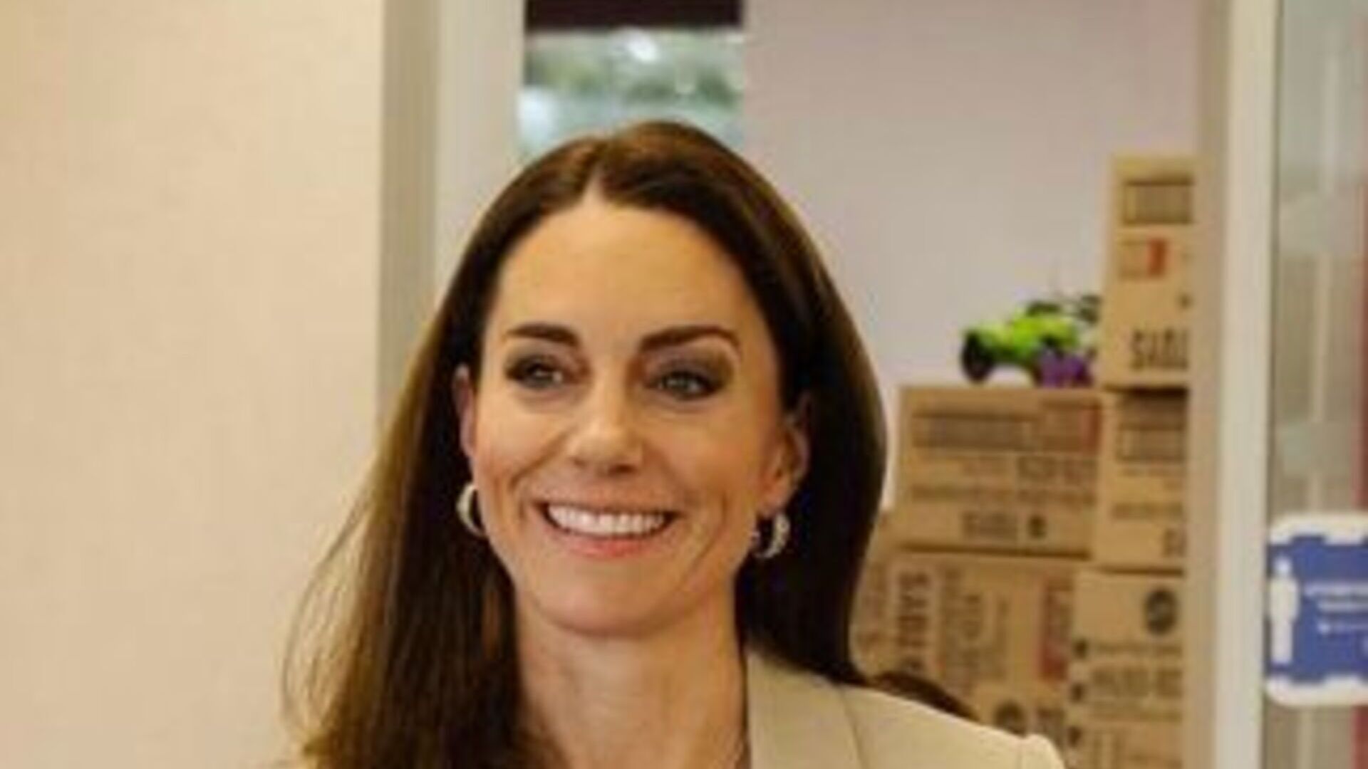 Kate Middleton esbanja elegância com look discreto em passeio real