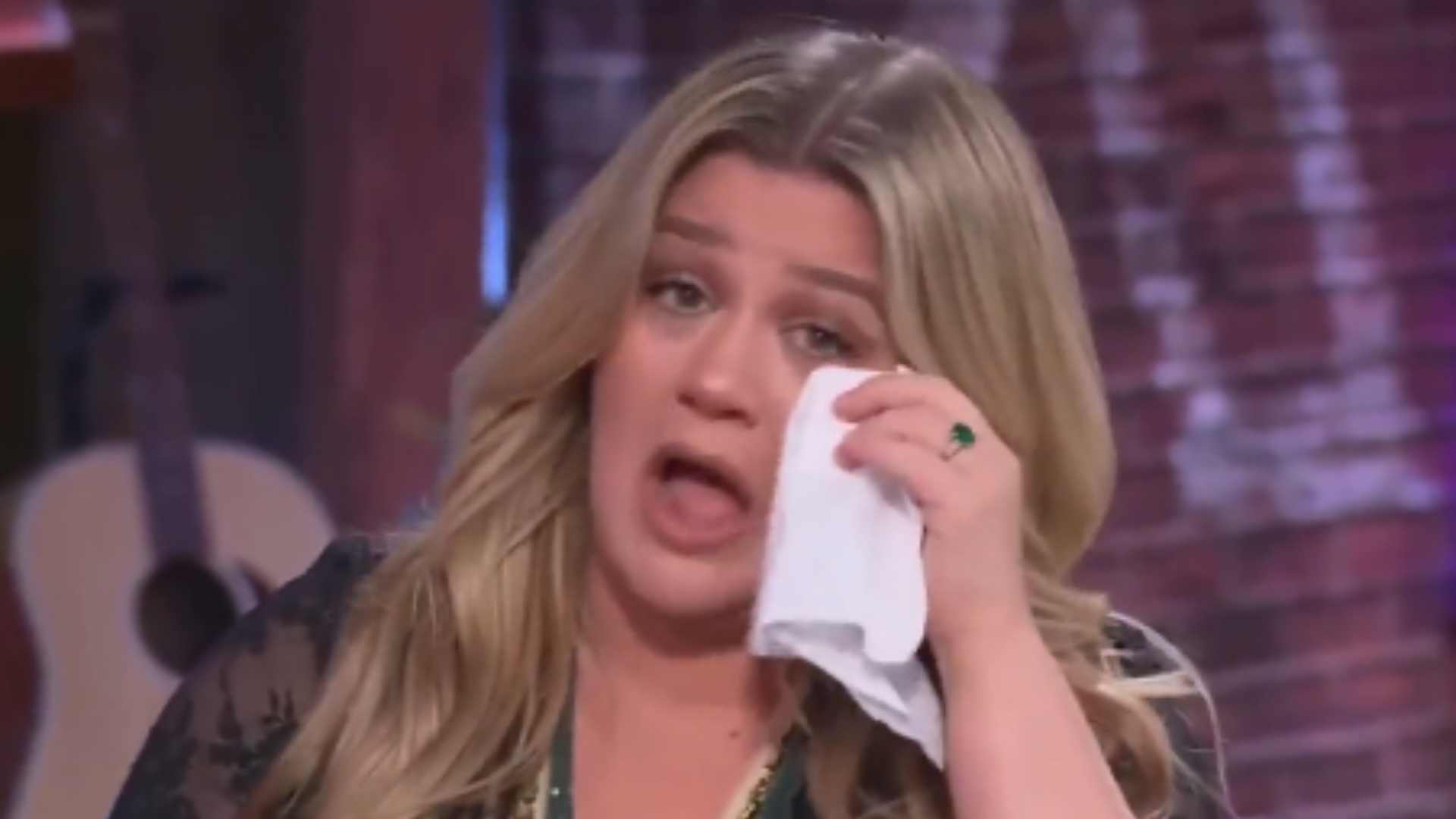 Kelly Clarkson revela que filha está sofrendo bullying e se emociona com conselho de astro de Hollywood