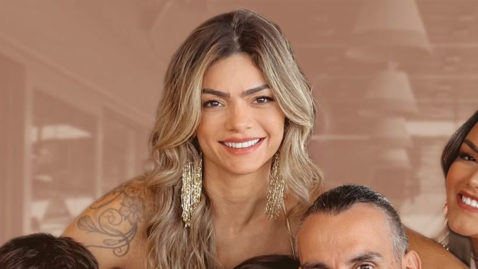 Kelly Key posta foto rara em família e web aponta indireta à polêmica de Latino