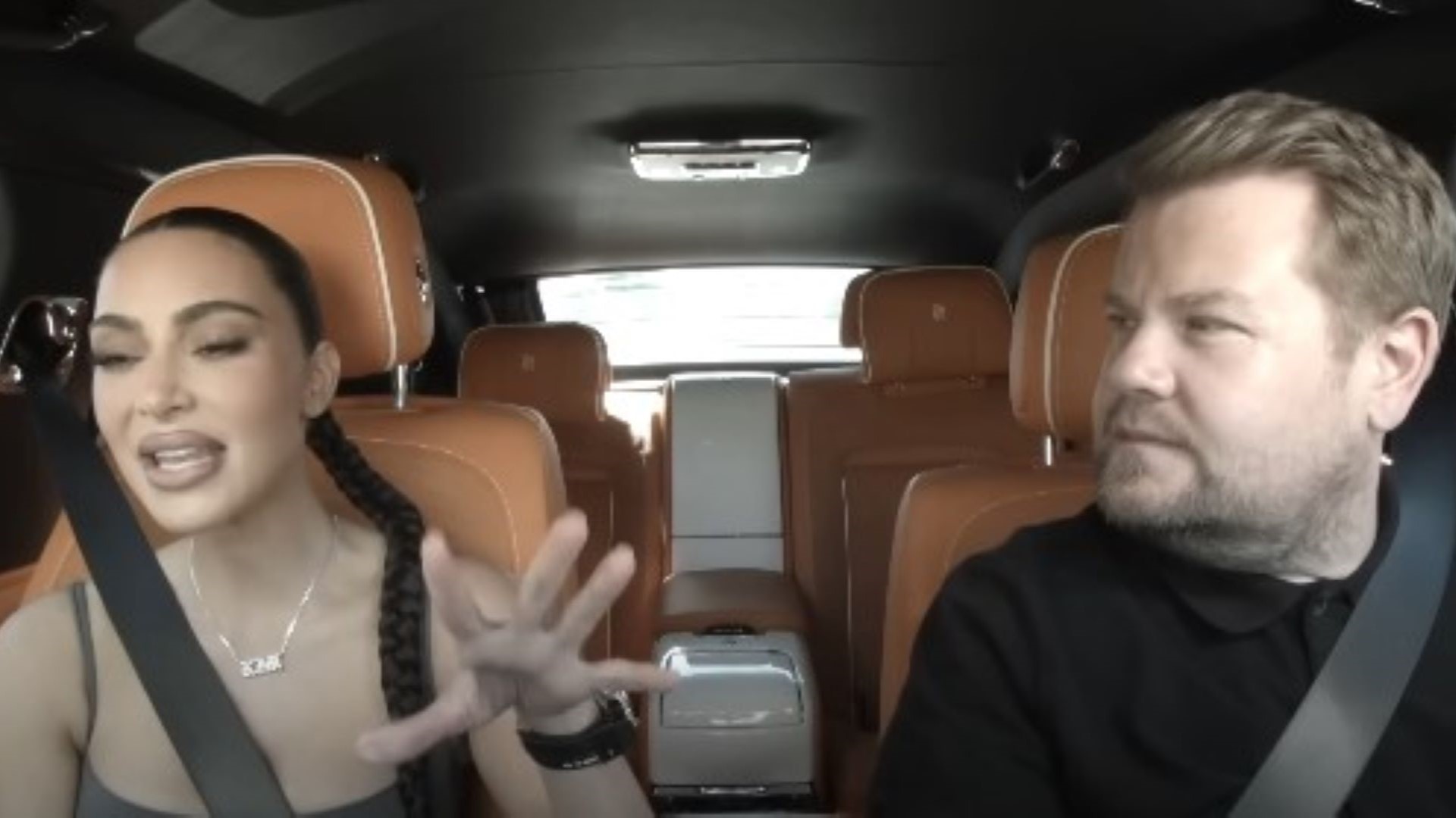 James Corden finge ser assistente das Kardashians e bate carro milionário durante gravação