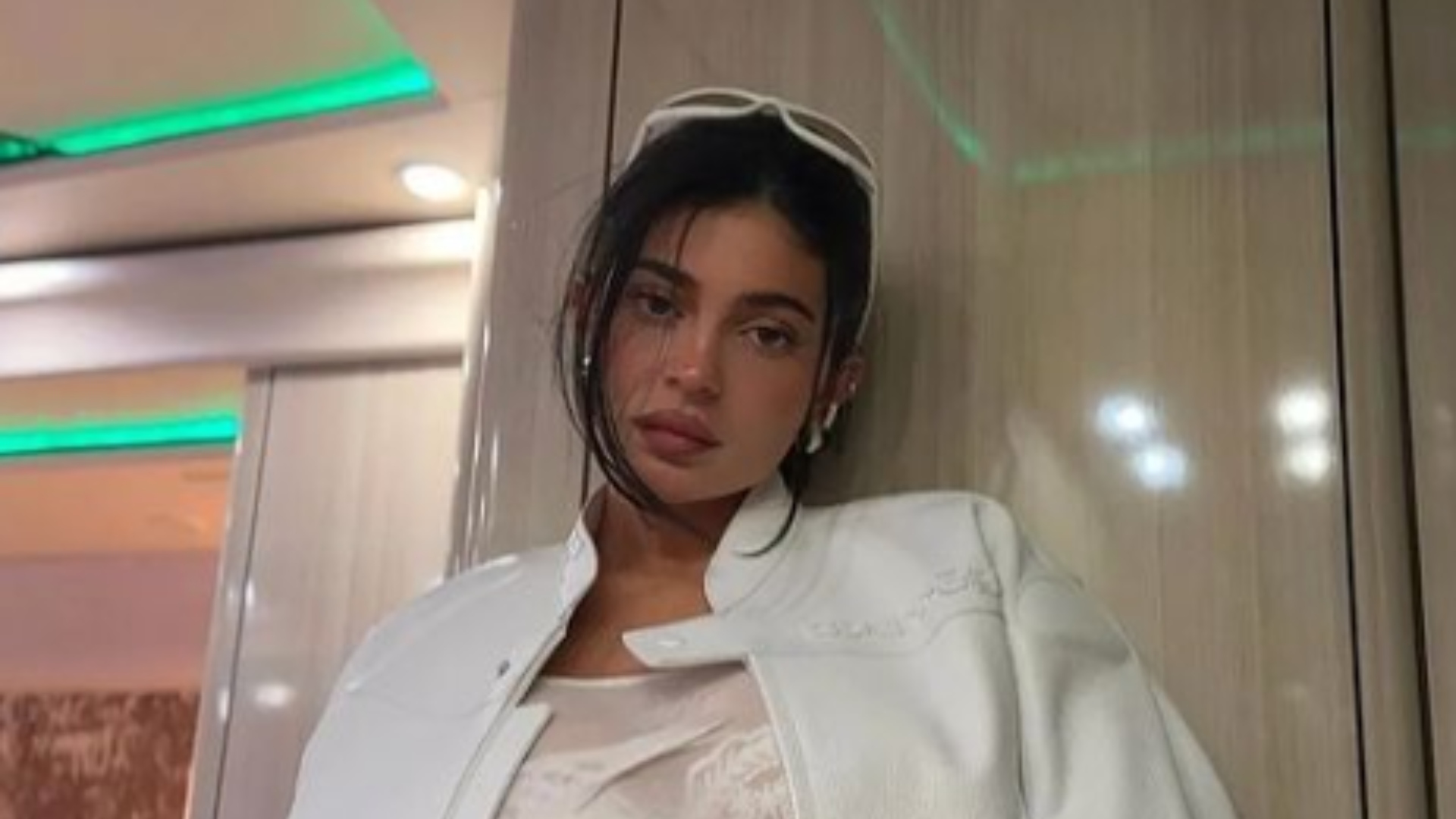 Kylie Jenner não quer assumir relacionamento com astro de Hollywood, afirma fonte