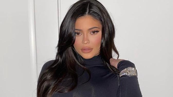 Kylie Jenner nega ter feito cirurgias plásticas no rosto por ser ‘insegura’: ‘Sempre me achei fofa’