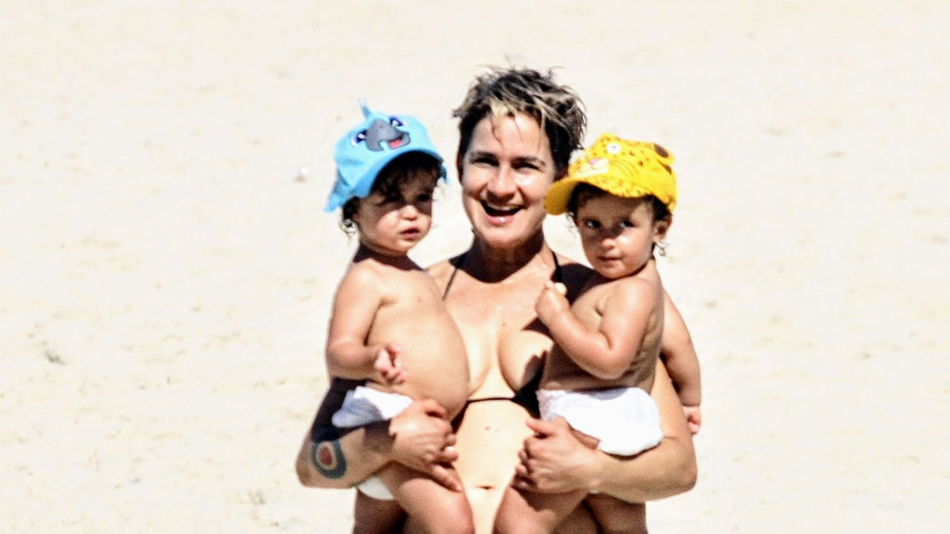 Esposa de Nanda Costa, Lan Lanh curte dia na praia com as filhas gêmeas