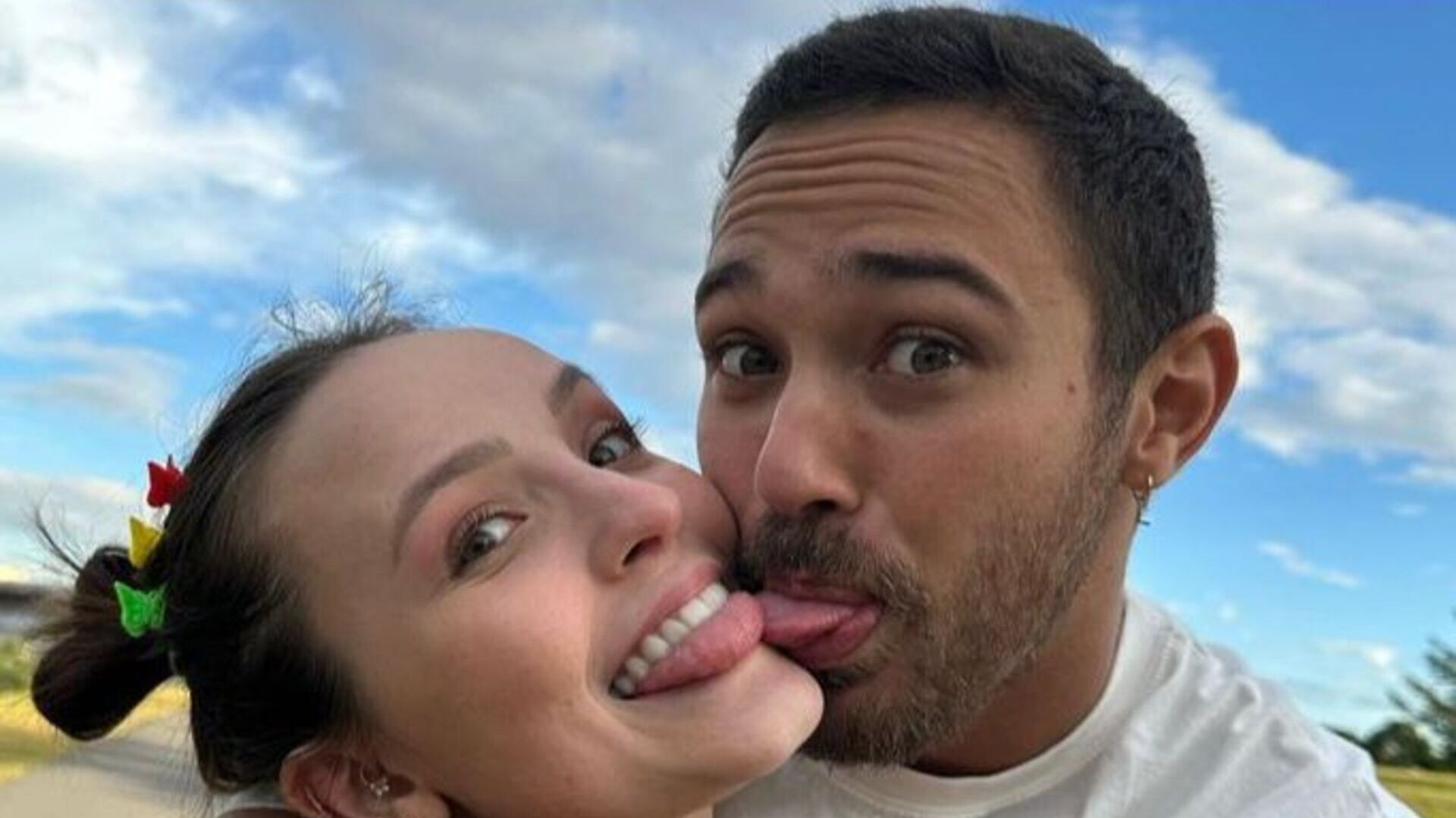 Larissa Manoela e André Luiz Frambach encantam a web ao posarem para fotos românticas