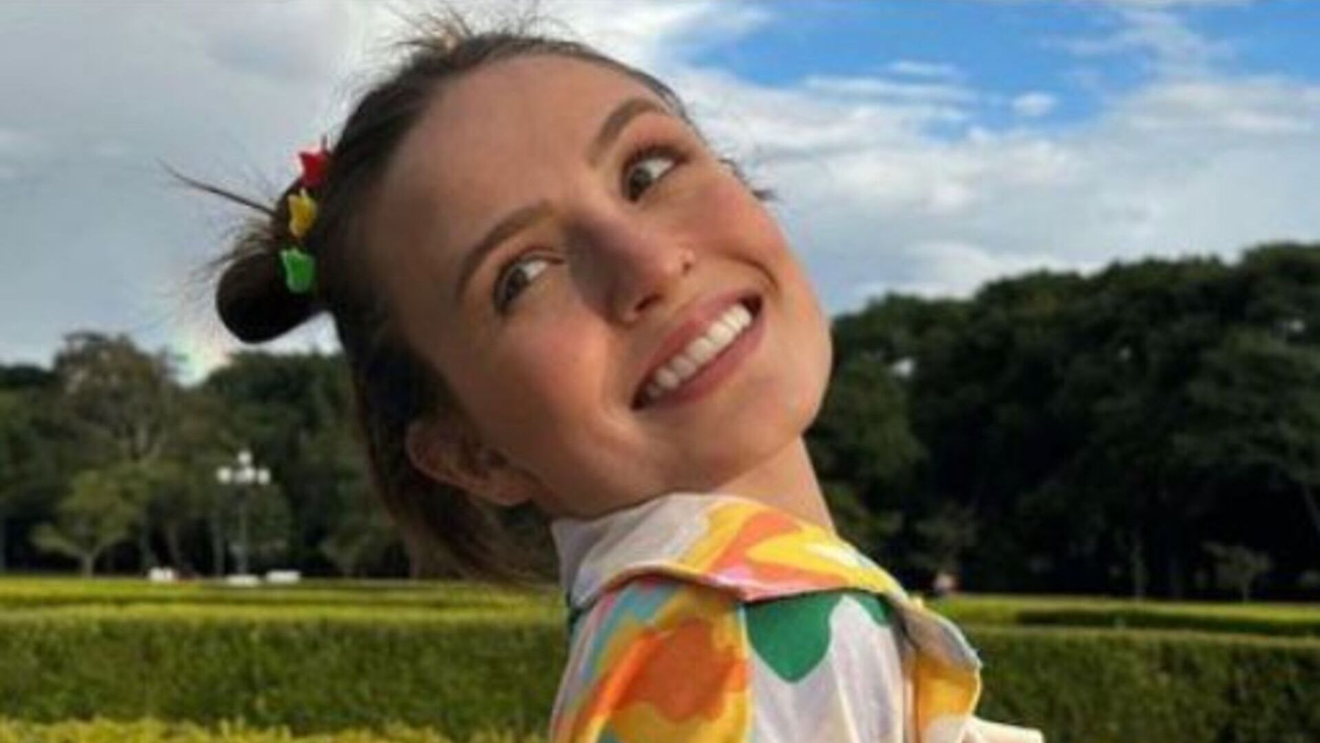 Larissa Manoela surge em clima de romance com o noivo em Curitiba