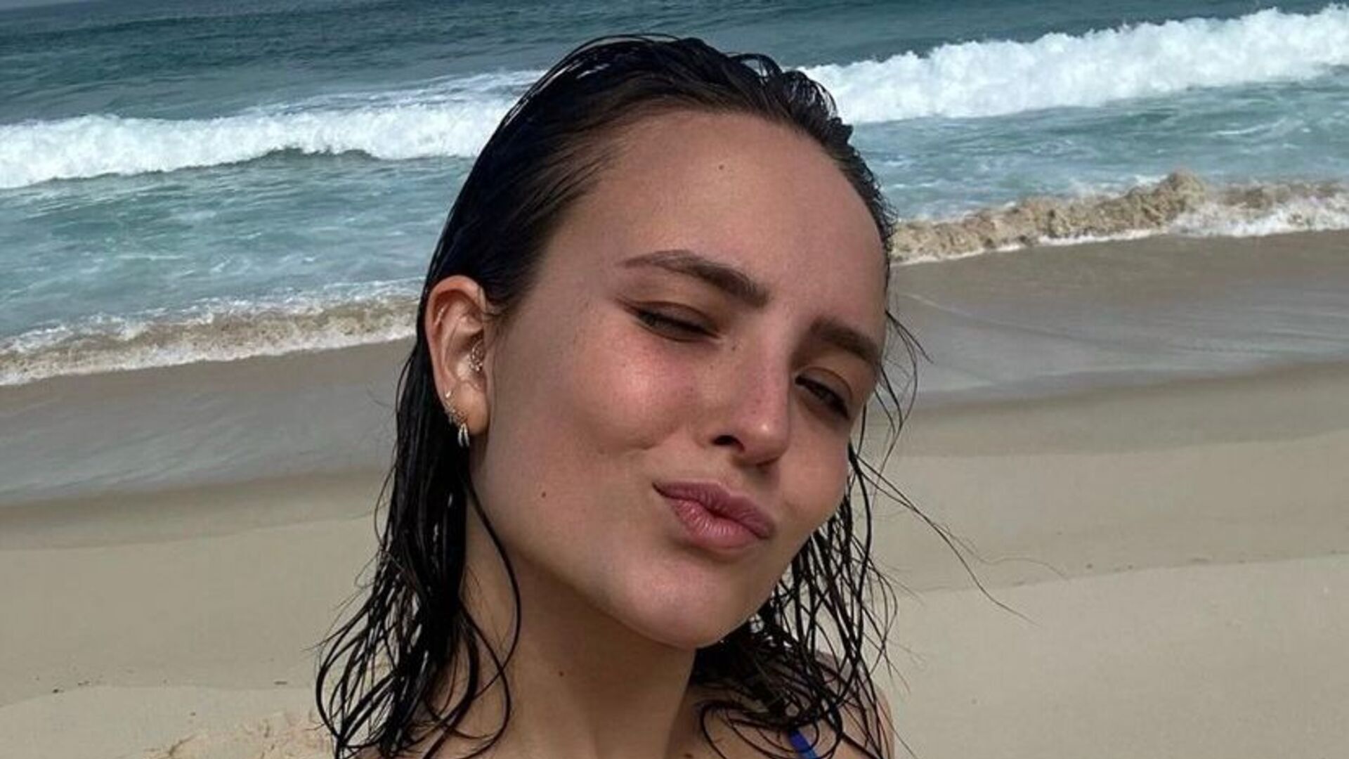 Larissa Manoela eleva a temperatura das redes sociais ao posar apenas de biquíni