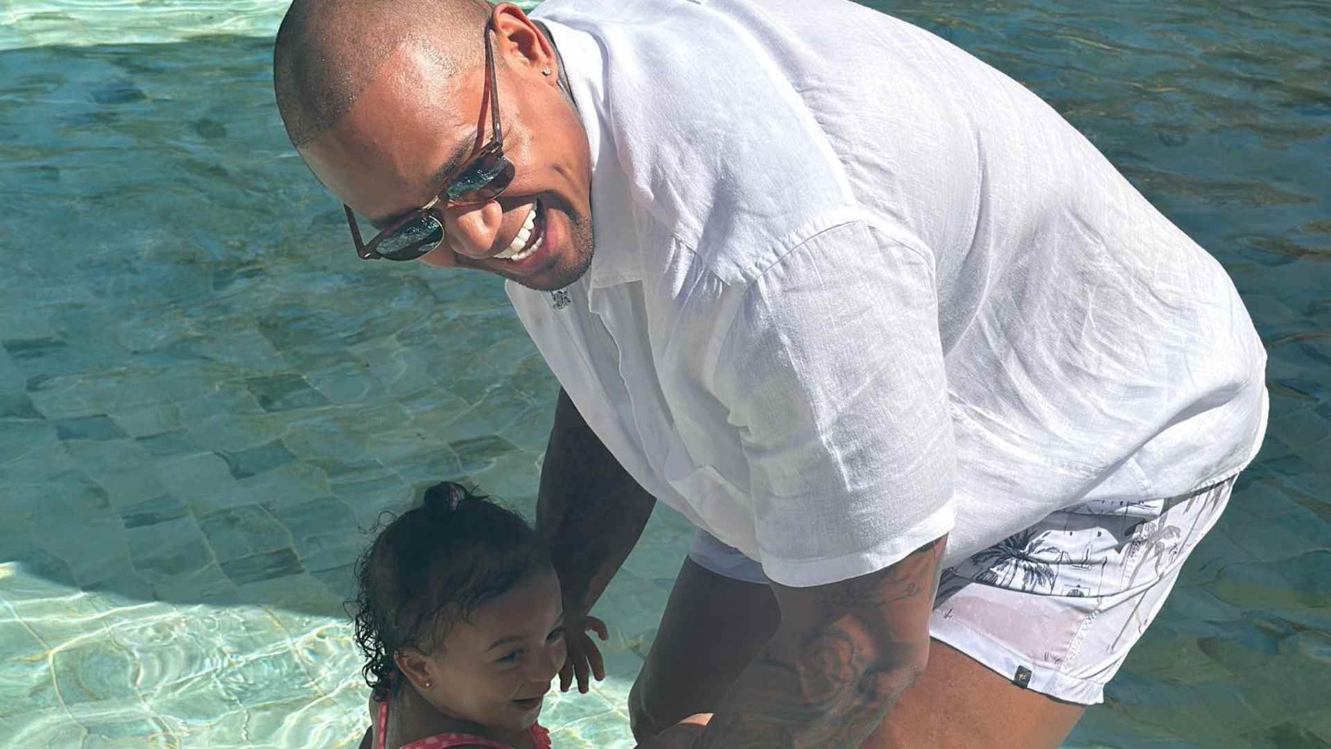 Léo Santana explode o fofurômetro ao curtir dia na piscina com a filha, Liz: “Perfeitos”
