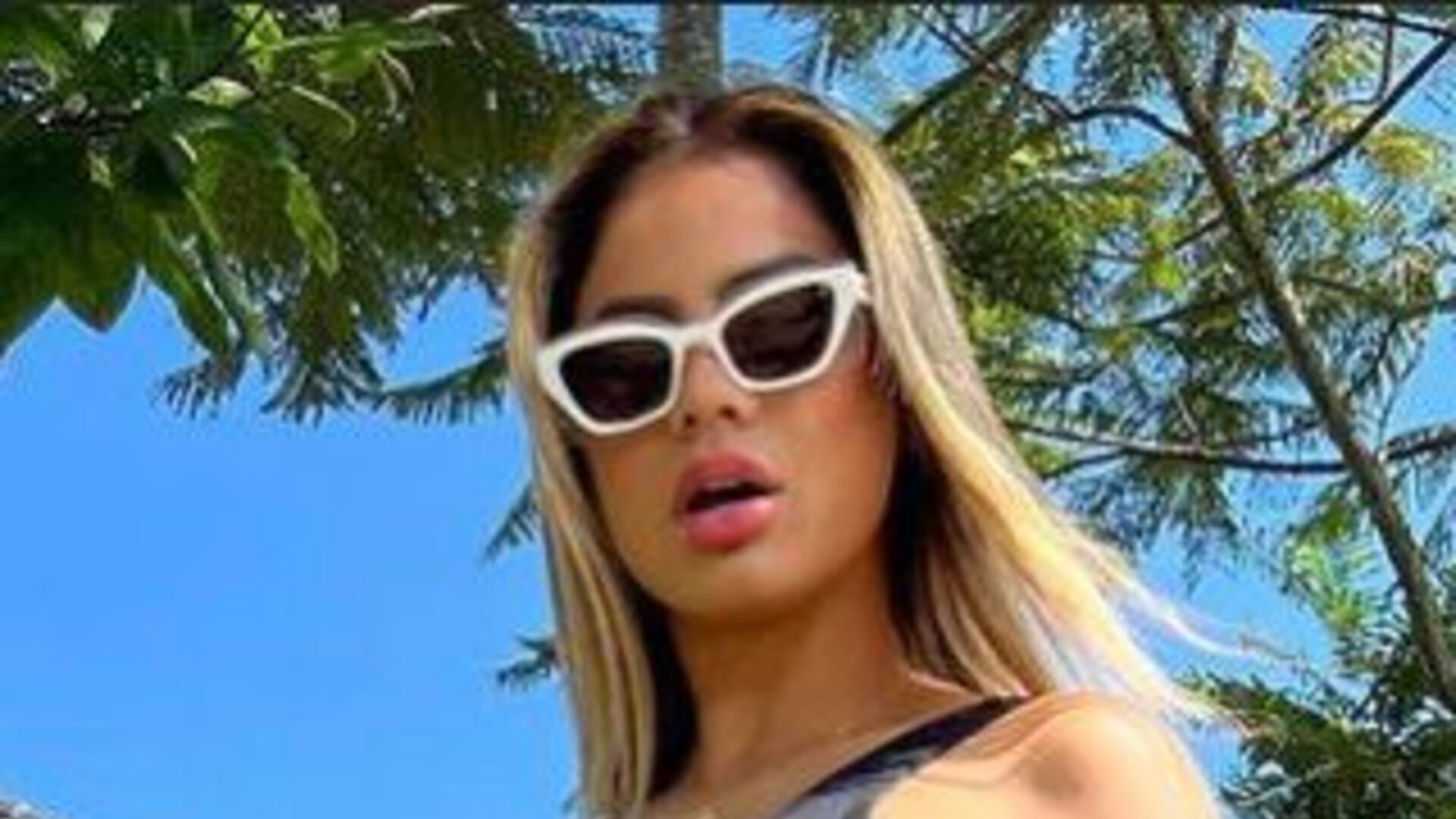 Lexa esbanja alegria e boa forma em fotos com a barriga à mostra