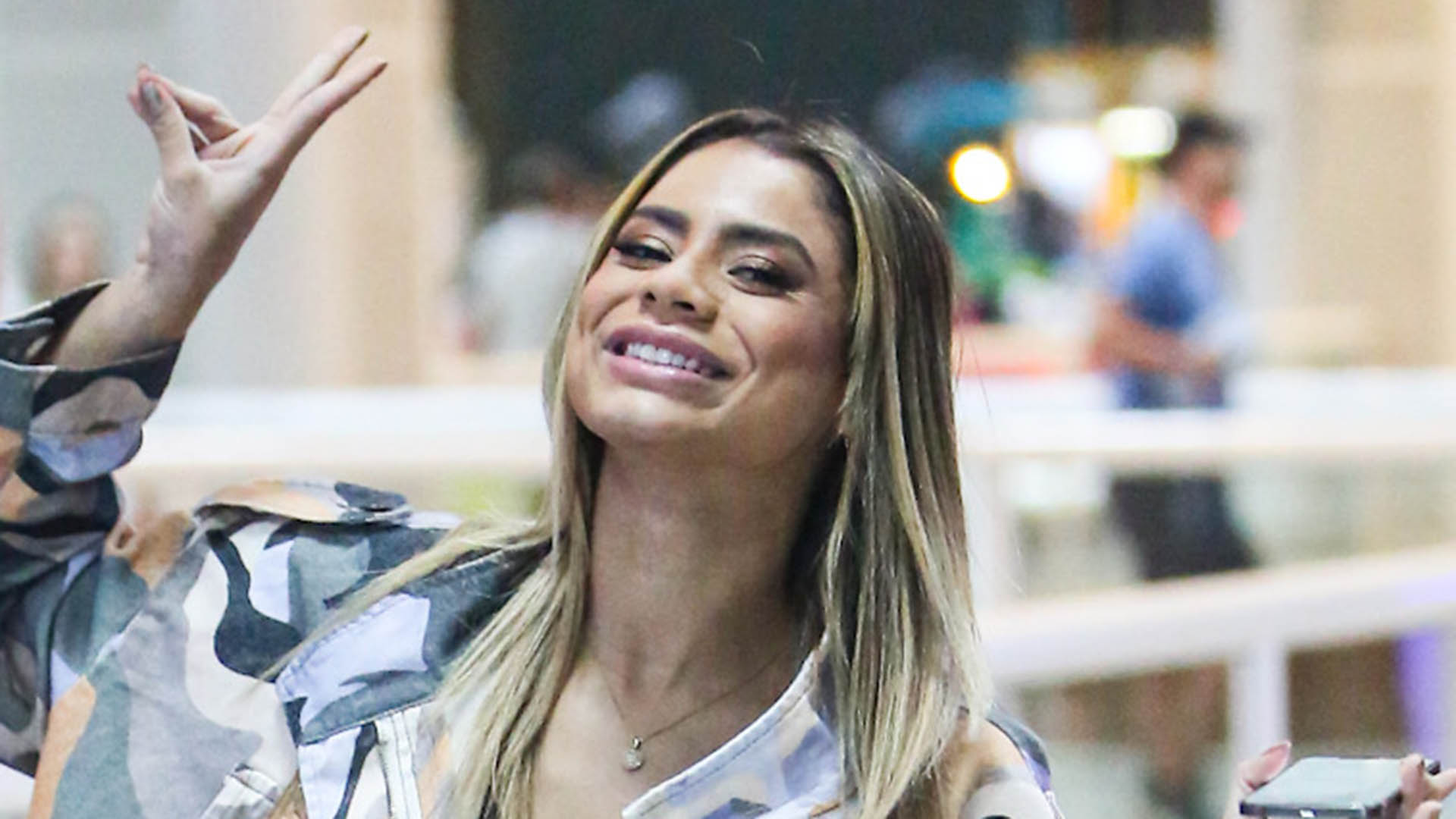 Lexa esbanja simpatia em flagra no aeroporto e ostenta boa forma com look curto