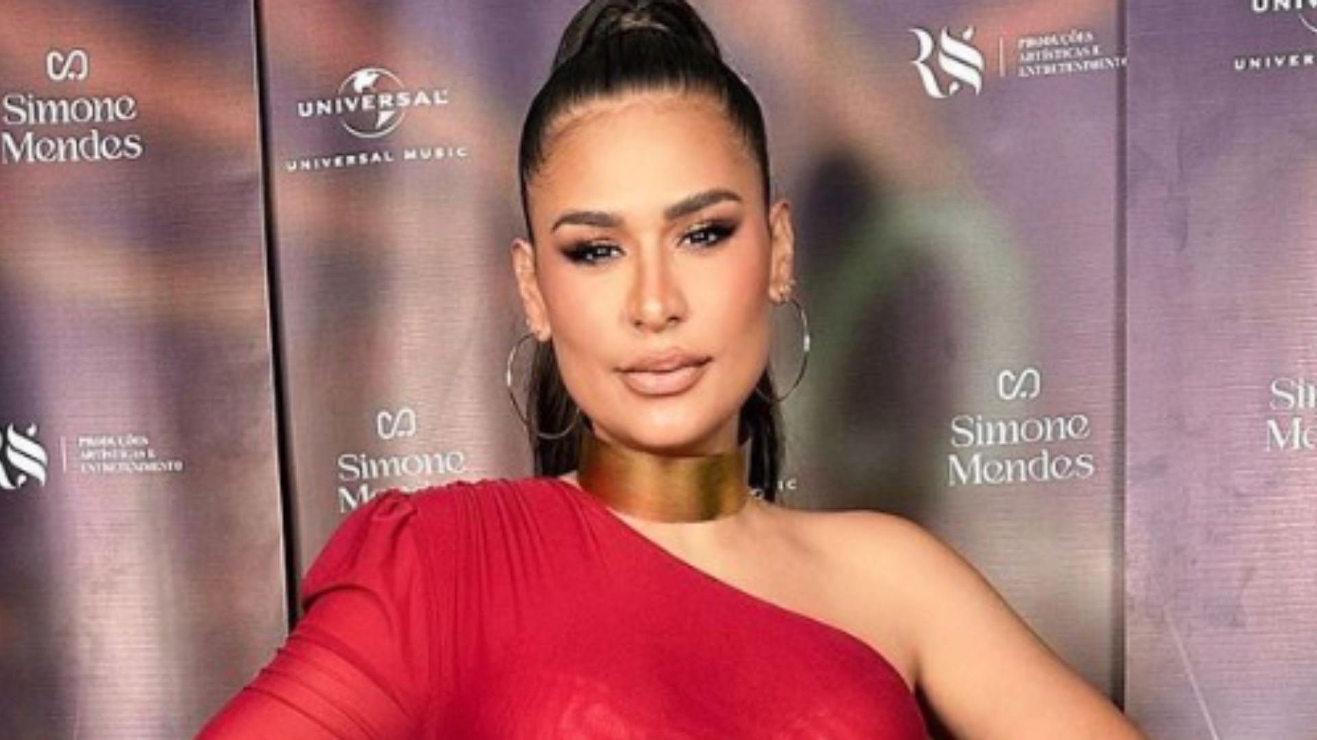 Magérrima! Simone surge com cinturinha marcada e transparência em show: “Perfeita”