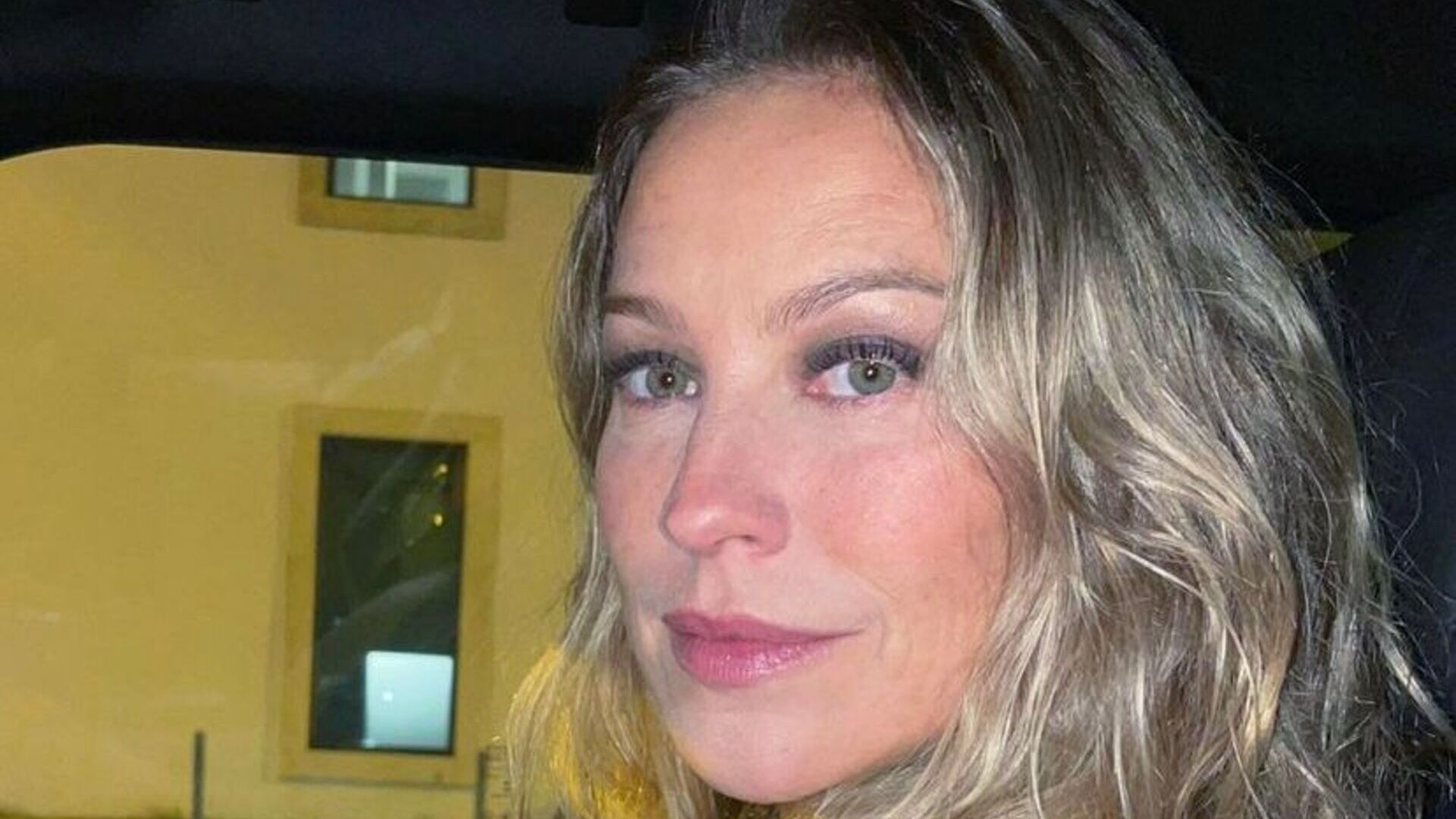 Luana Piovani surge apaixonada em noite romântica com o namorado