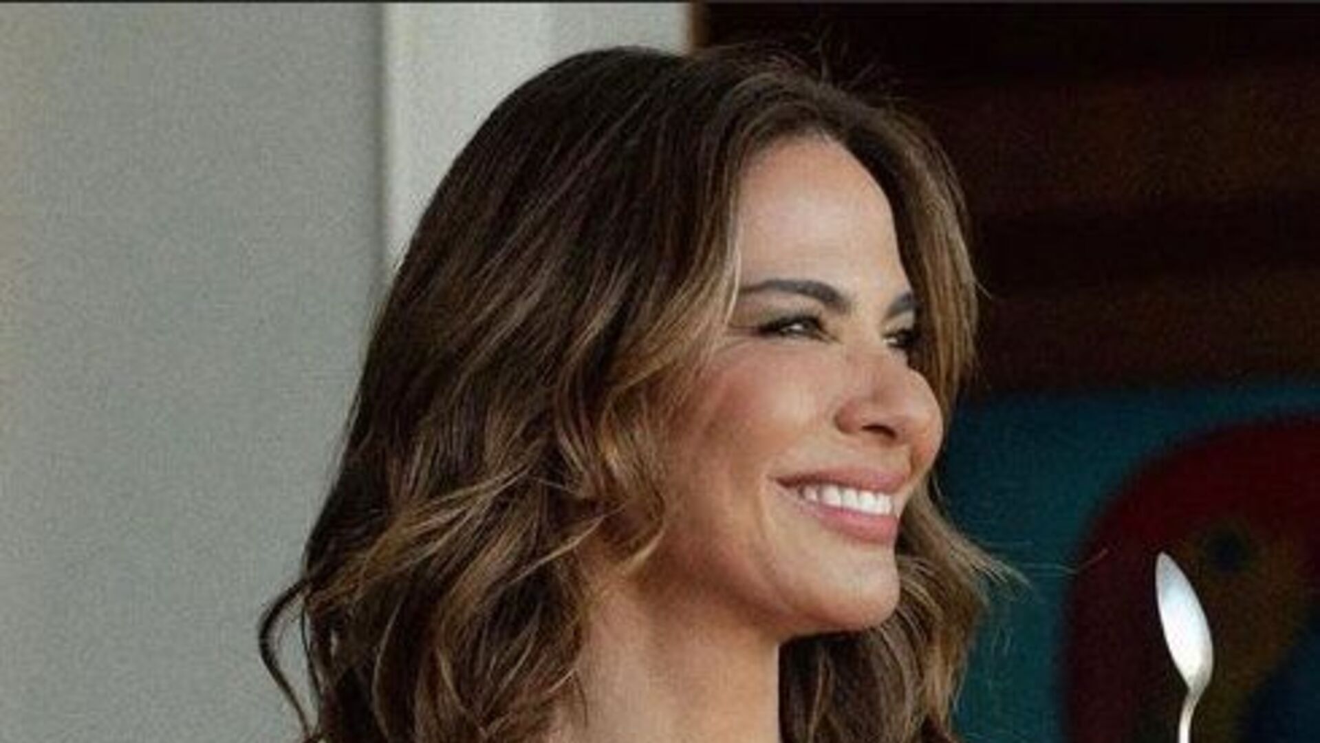 Luciana Gimenez eleva a temperatura da web ao posar apenas de lingerie