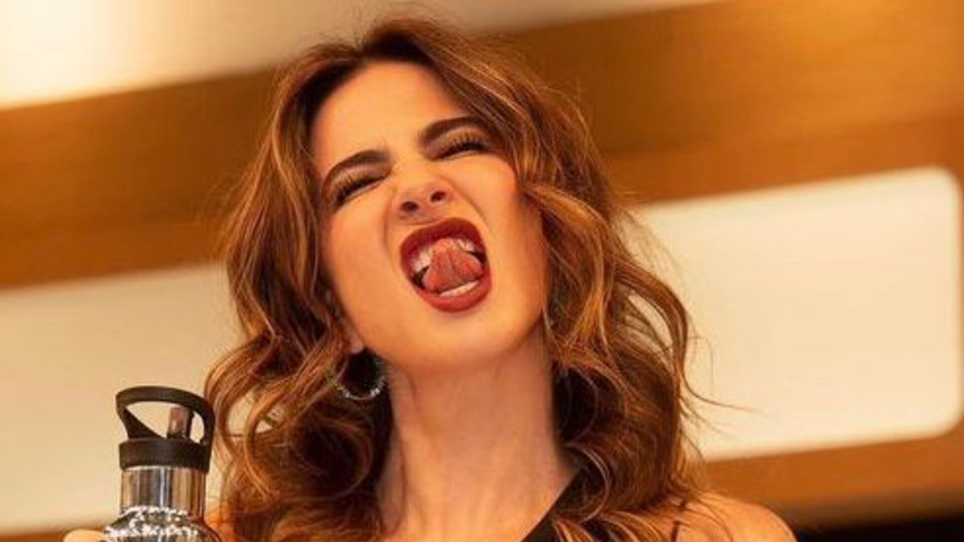 Luciana Gimenez eleva à temperatura da web ao surgir com a barriga de fora em look all-black