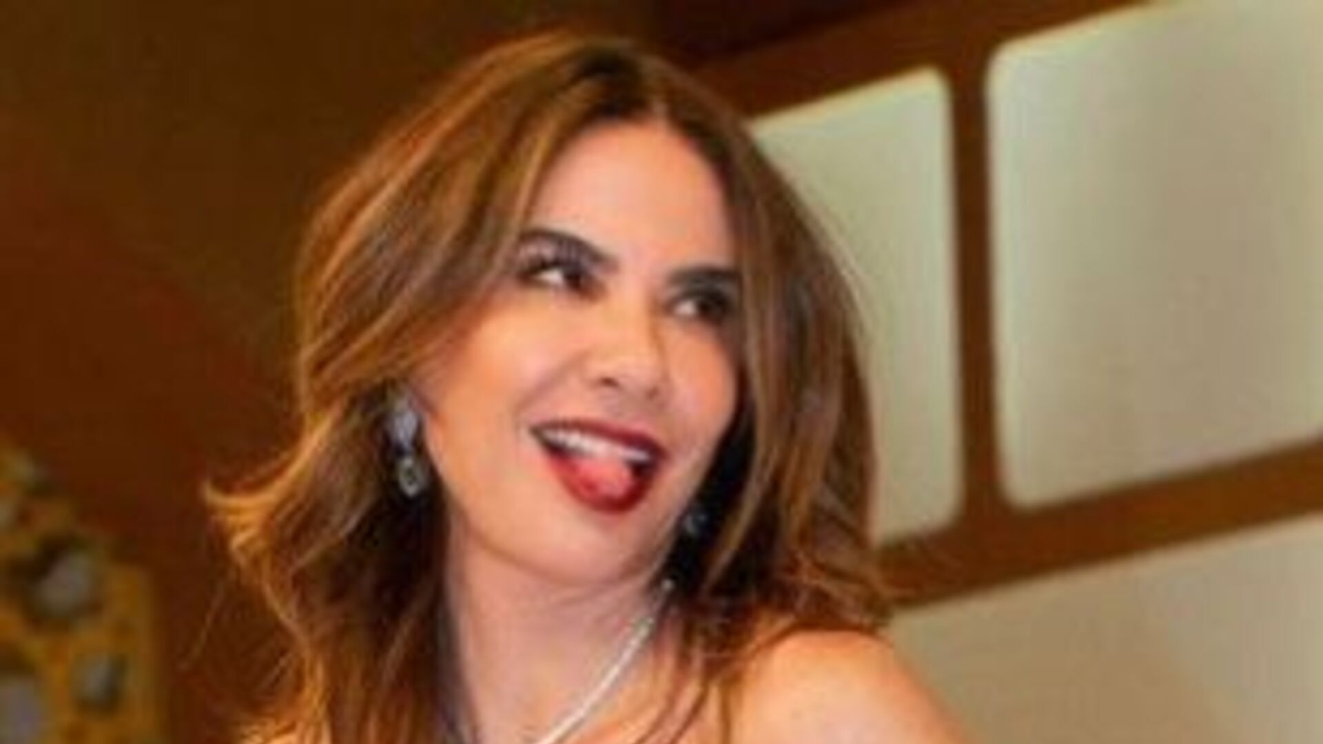 Luciana Gimenez surge deslumbrante nas gravações de seu programa