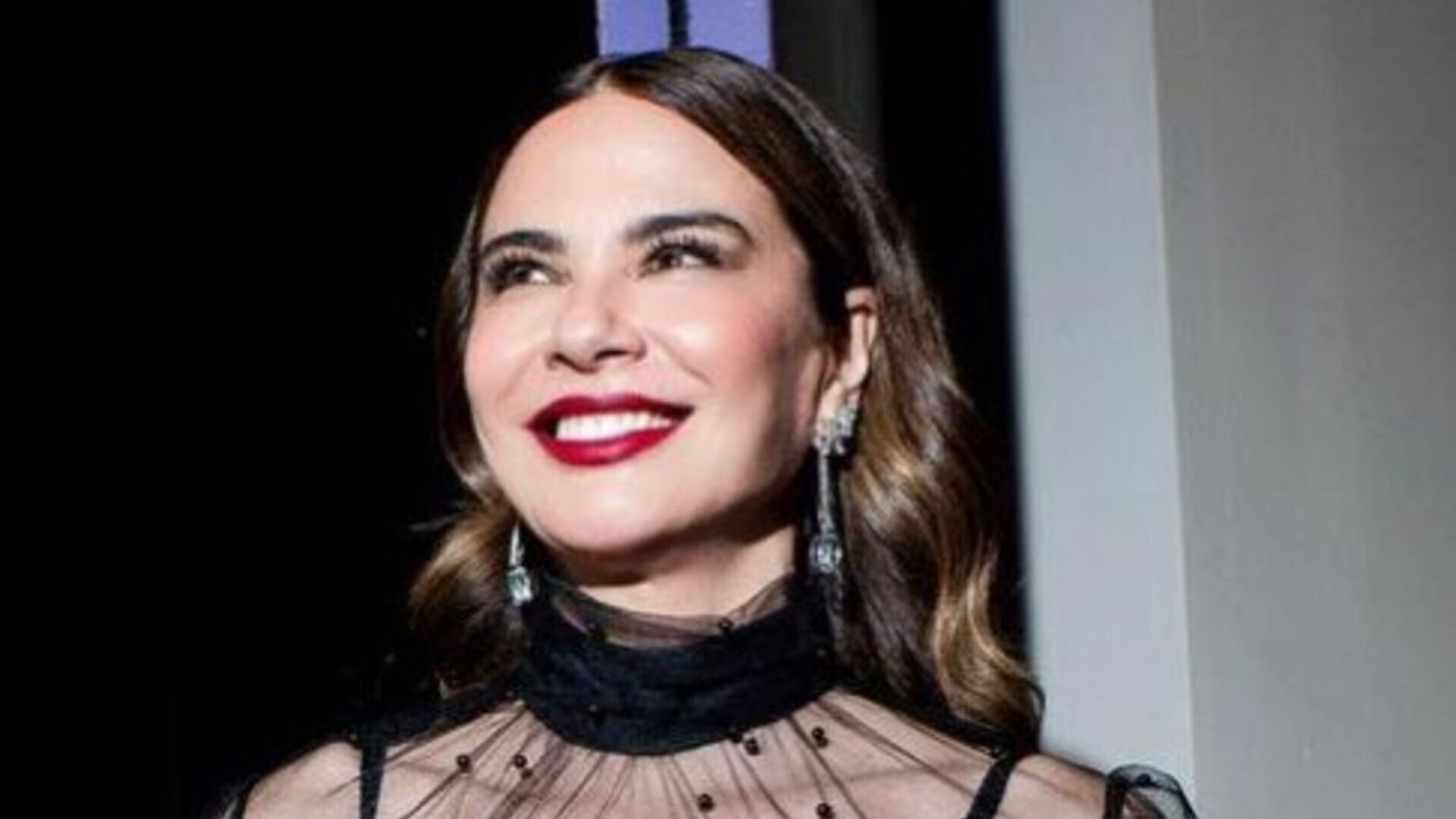 Luciana Gimenez recebe chuva de elogios ao posar com look transparente