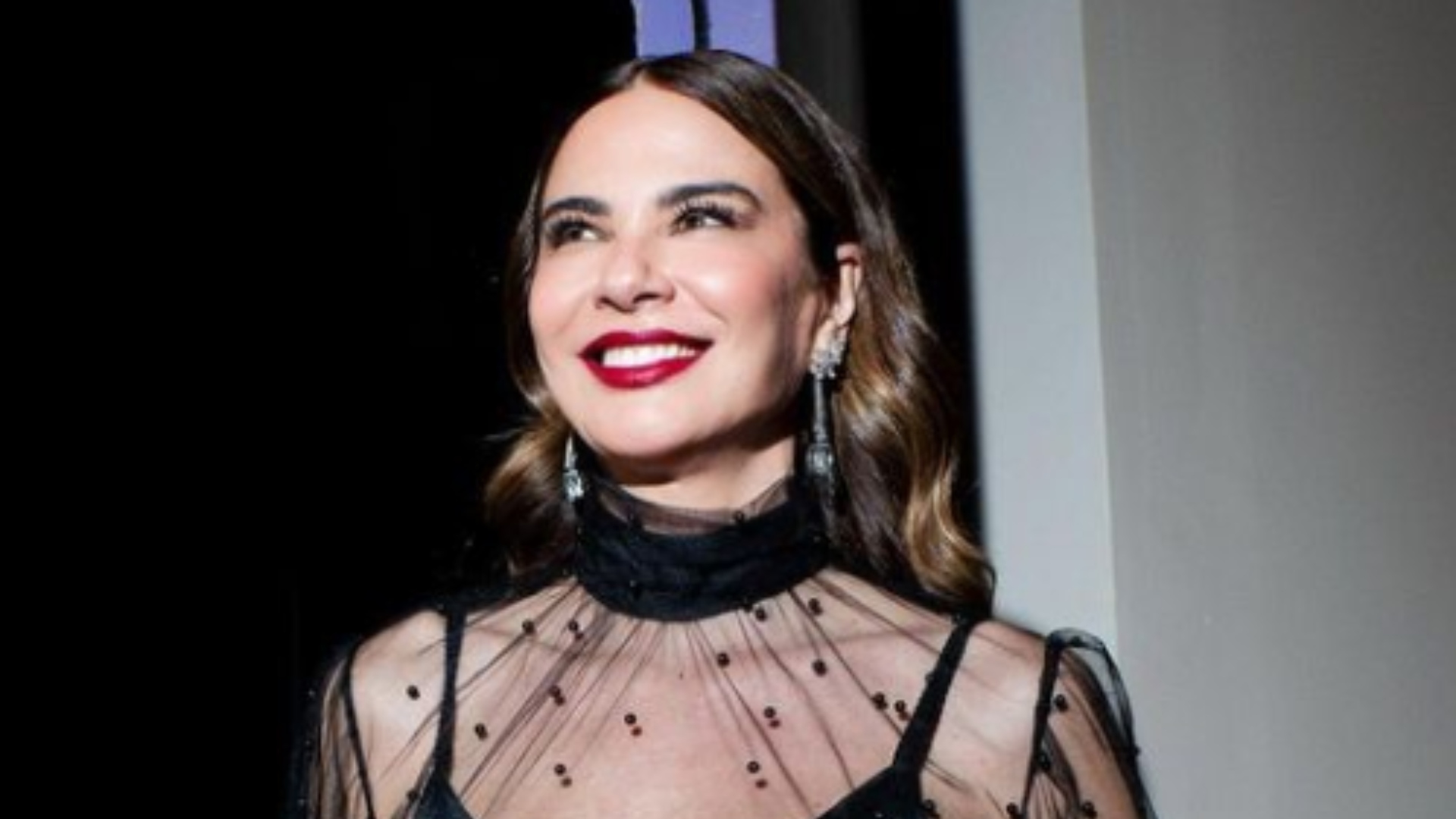 Luciana Gimenez se diverte com proposta romântica inusitada de seguidor: ‘Nem um café?’