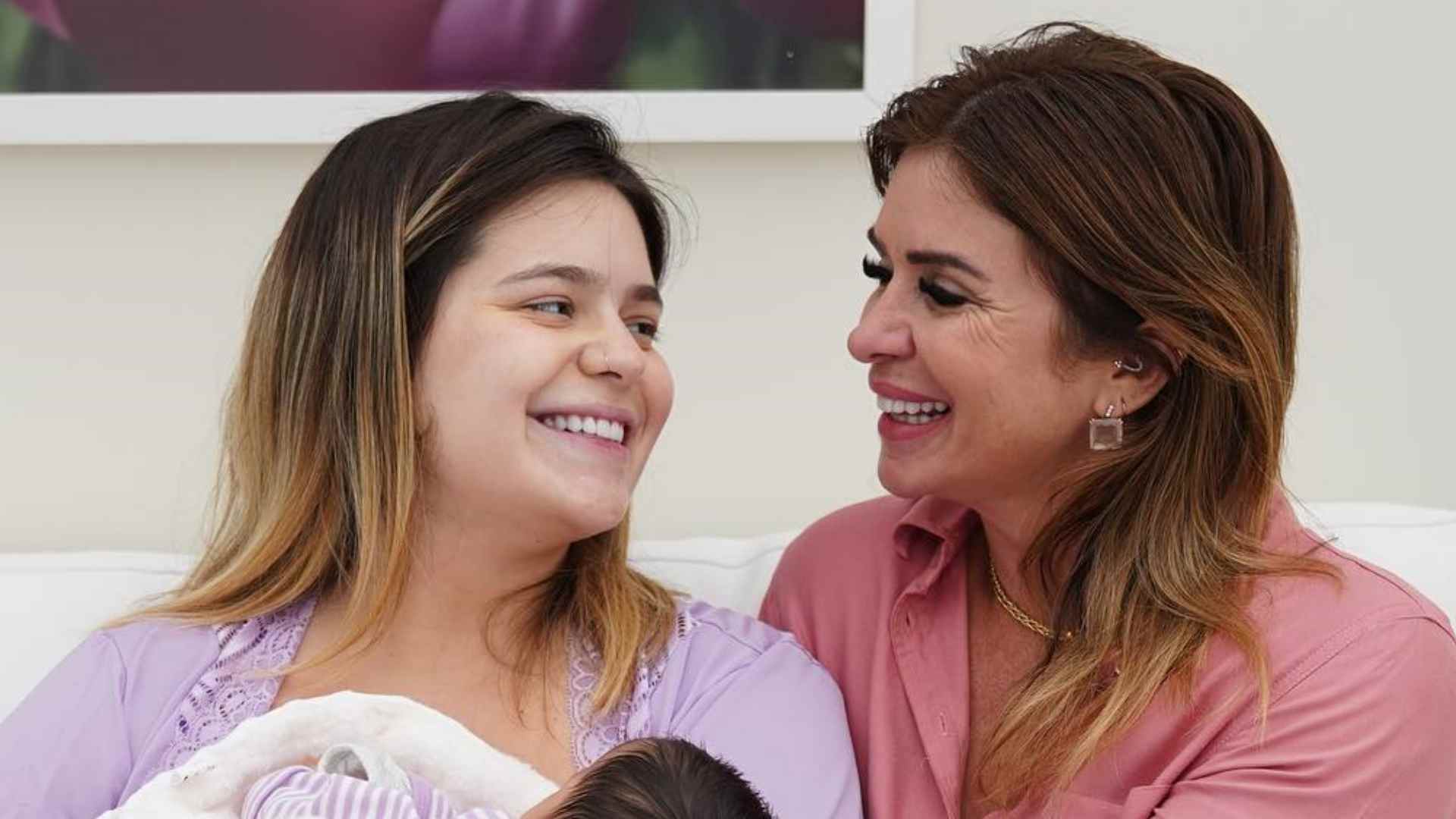 Mãe de Viih Tube se derrete pela neta recém-nascida: “Quanta felicidade”
