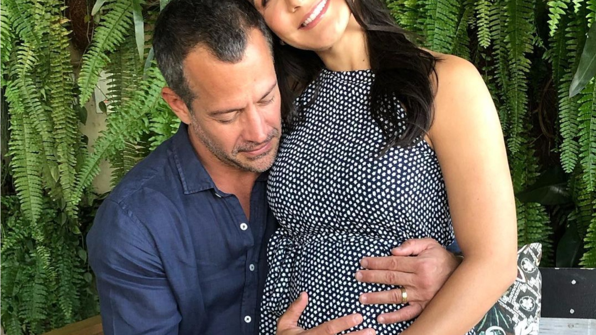 Malvino Salvador choca com foto da esposa grávida: ”Aguardando a chegada”