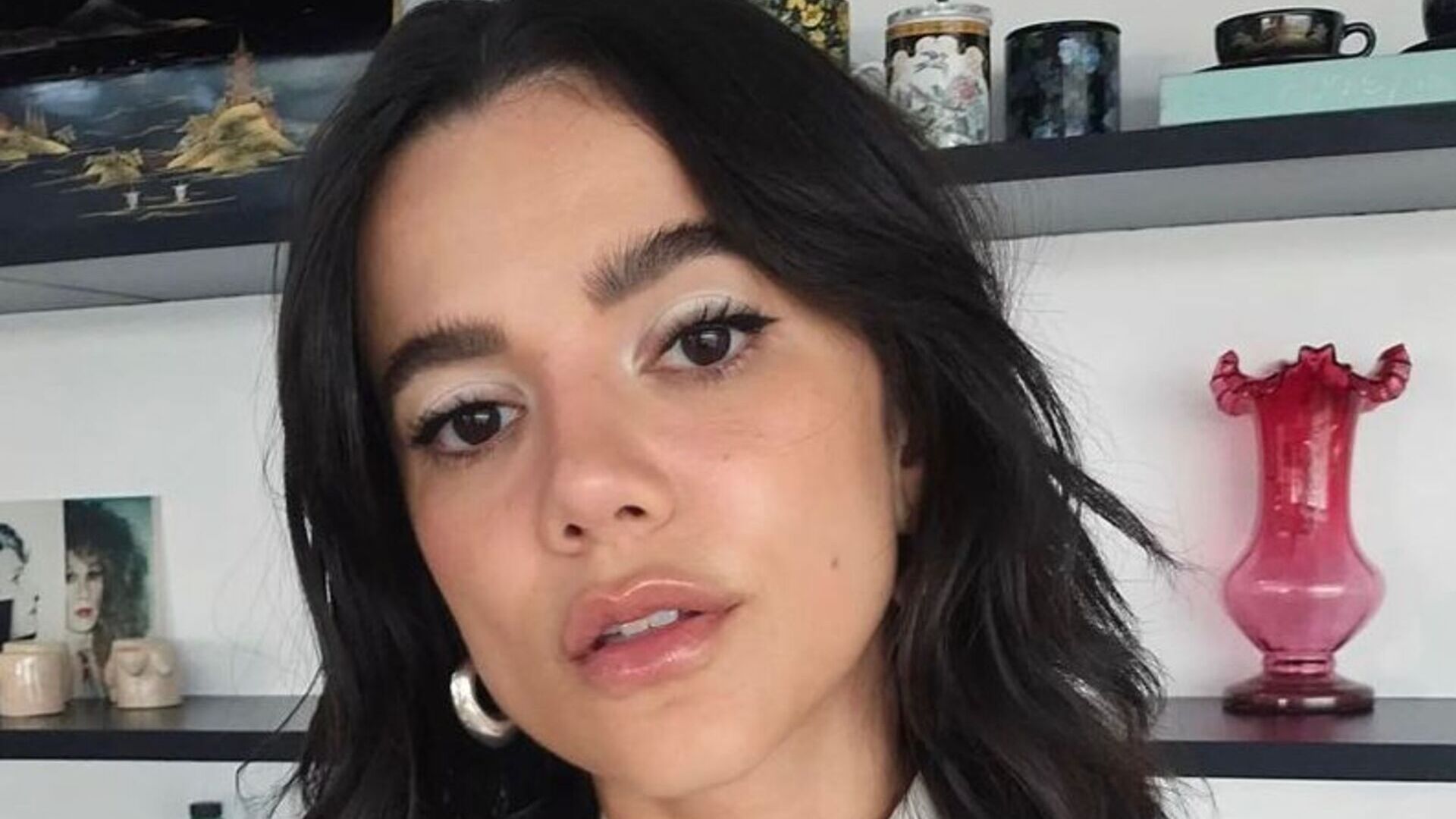 Manu Gavassi causa comoção nas redes sociais ao posar com look estiloso