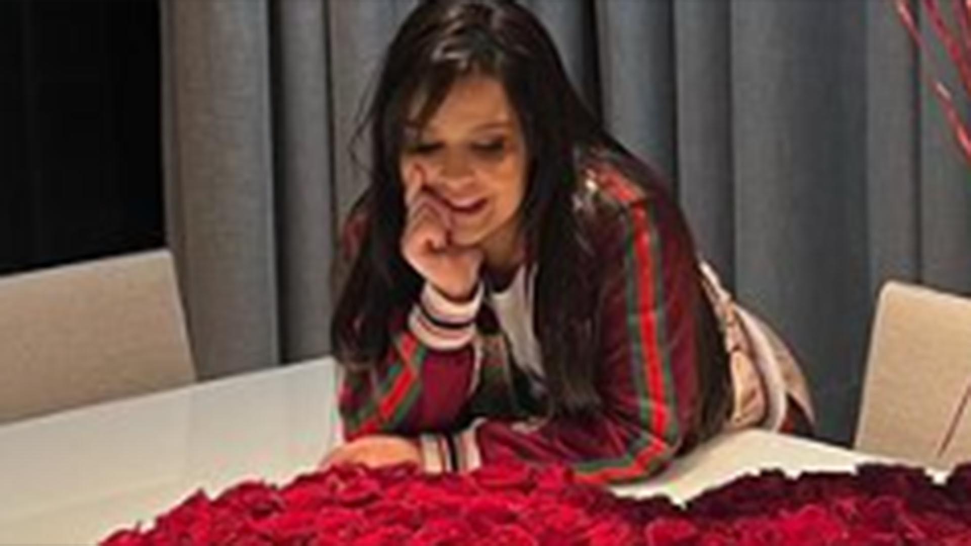 Maraísa ganha buquê de flores gigante de um admirador secreto