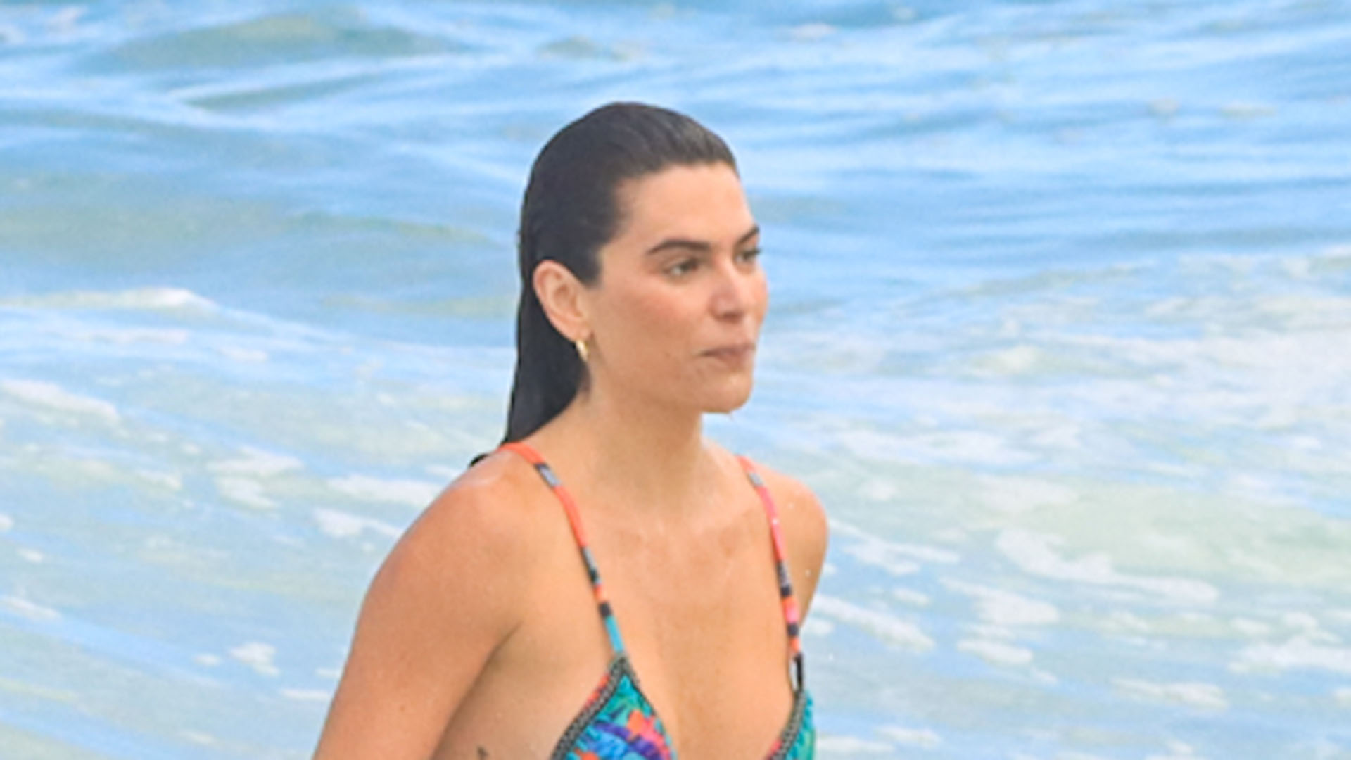 Ex-mulher de Cauã Reymond, Mariana Goldfarb curte domingo na praia com amiga