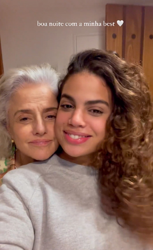 Atriz de Travessia, Clara Buarque surge em troca de carinho com a avó, Marieta Severo