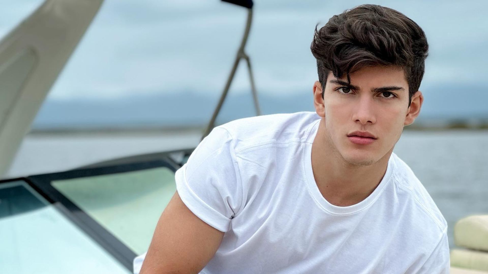 Mister Brasil Teen trabalha na feira com a mãe e sonha em conhecer São Paulo