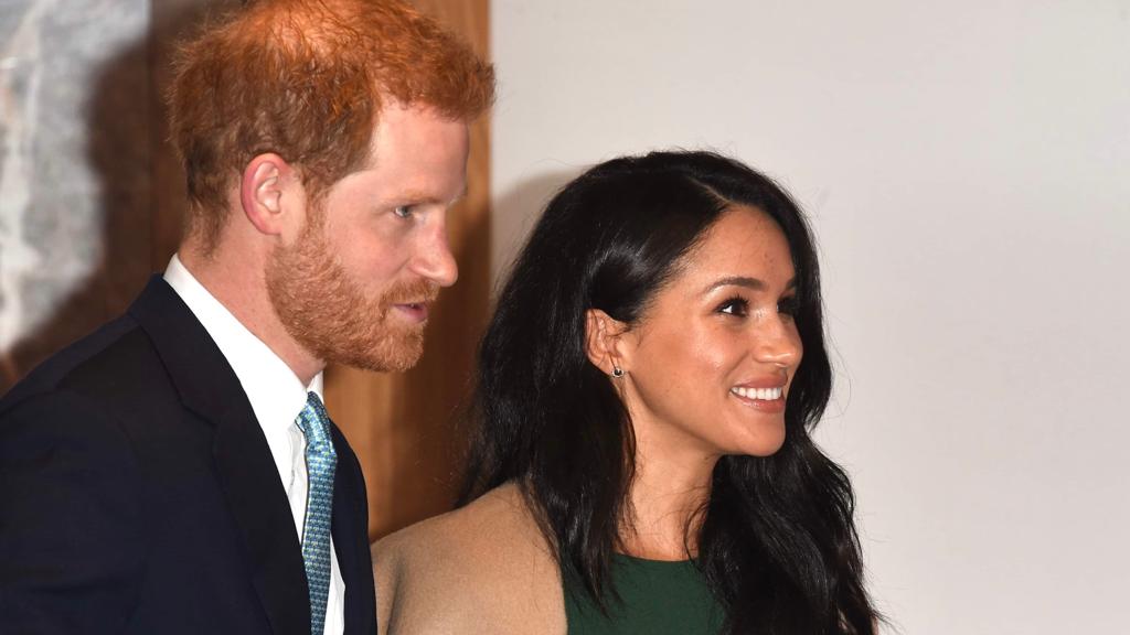 Com a coroação cada vez mais próxima, Harry e Maghan não confirmam a presença e deixam o palácio sem resposta