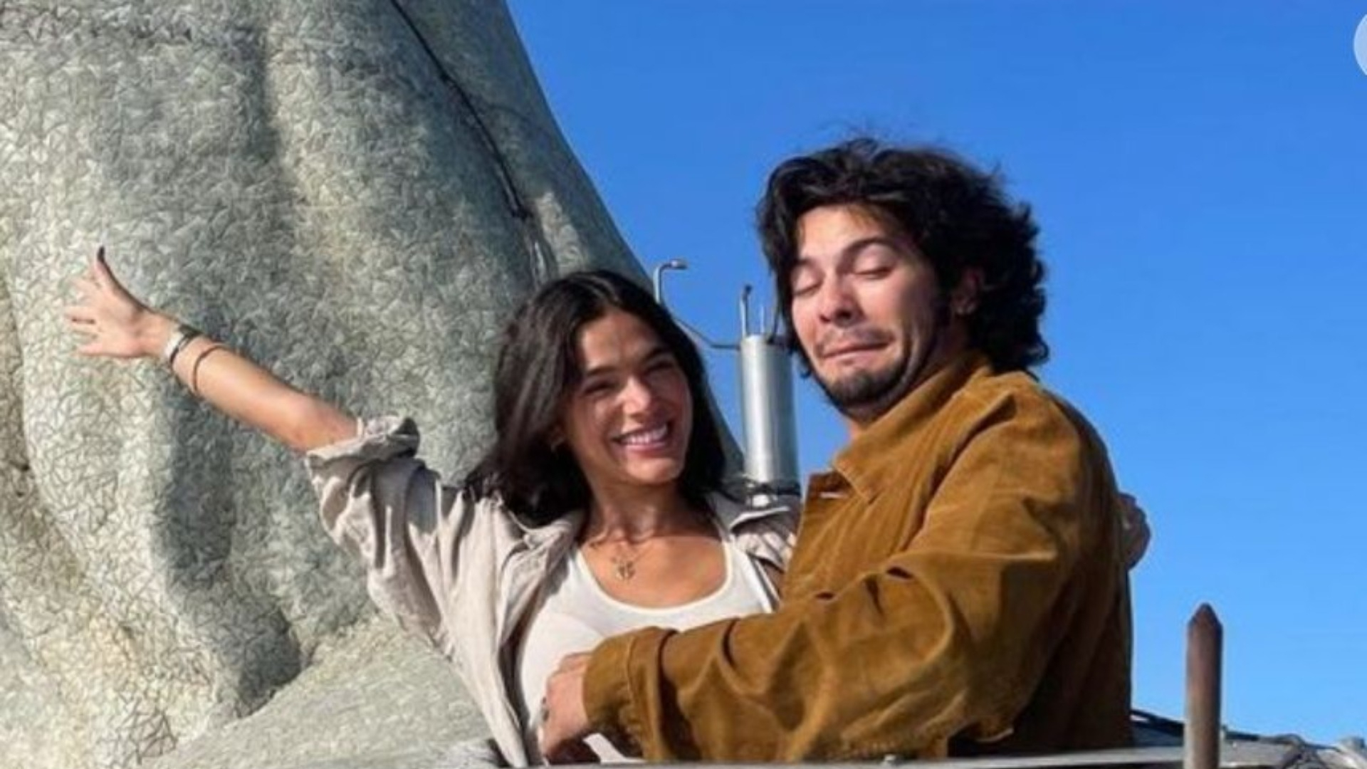 Bruna Marquezine e Xolo Maridueña estão juntos? Entenda relação dos protagonistas de Besouro Azul
