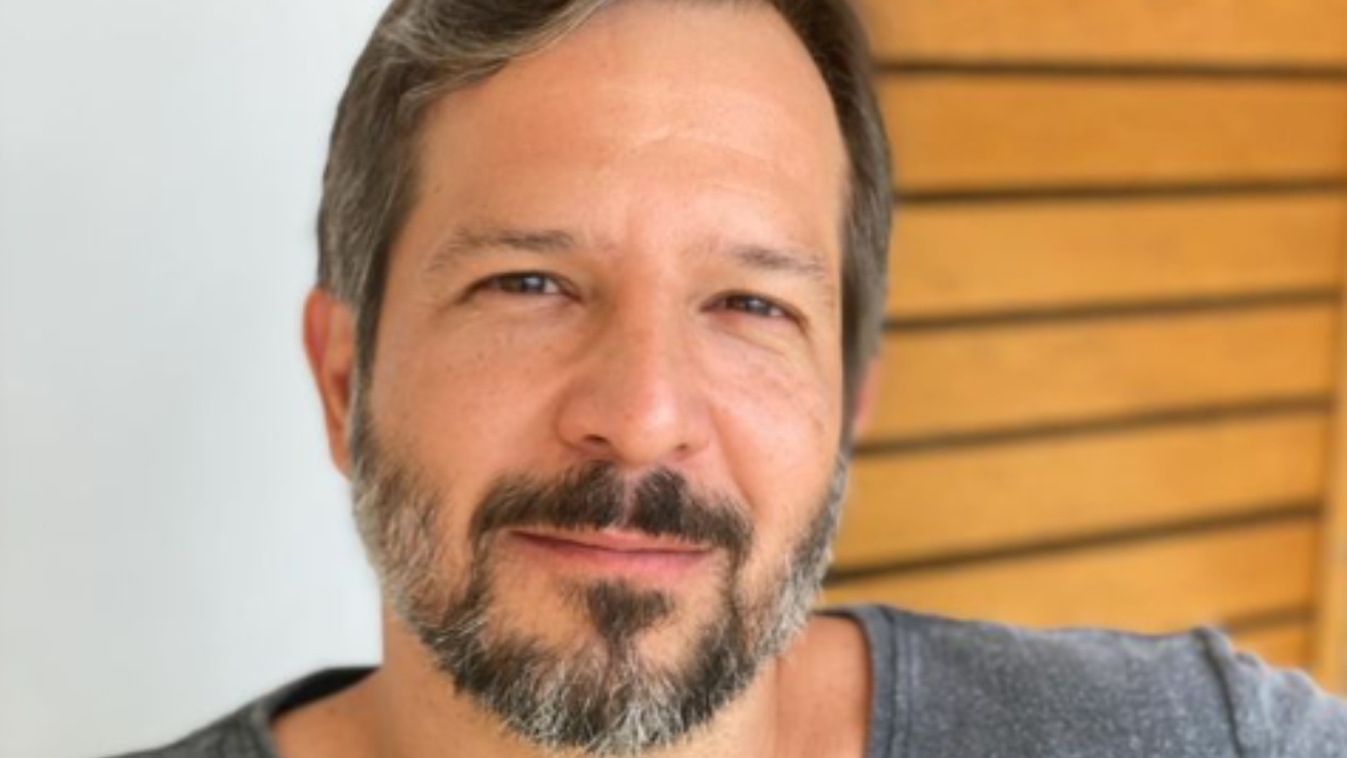 Ator de Cidade Invisível revela amizade com astro de Hollywood: ‘Fiquei na casa dele’