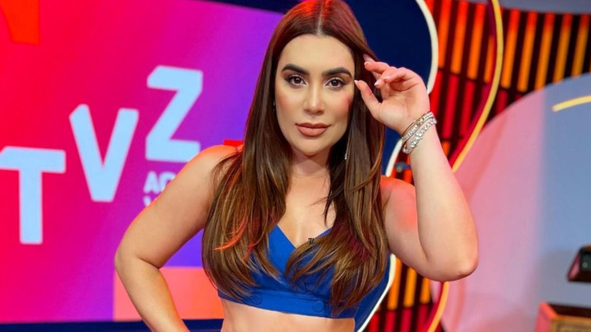 De look de barriga de fora, Naiara Azevedo exibe abdômen marcado: ”No shape”