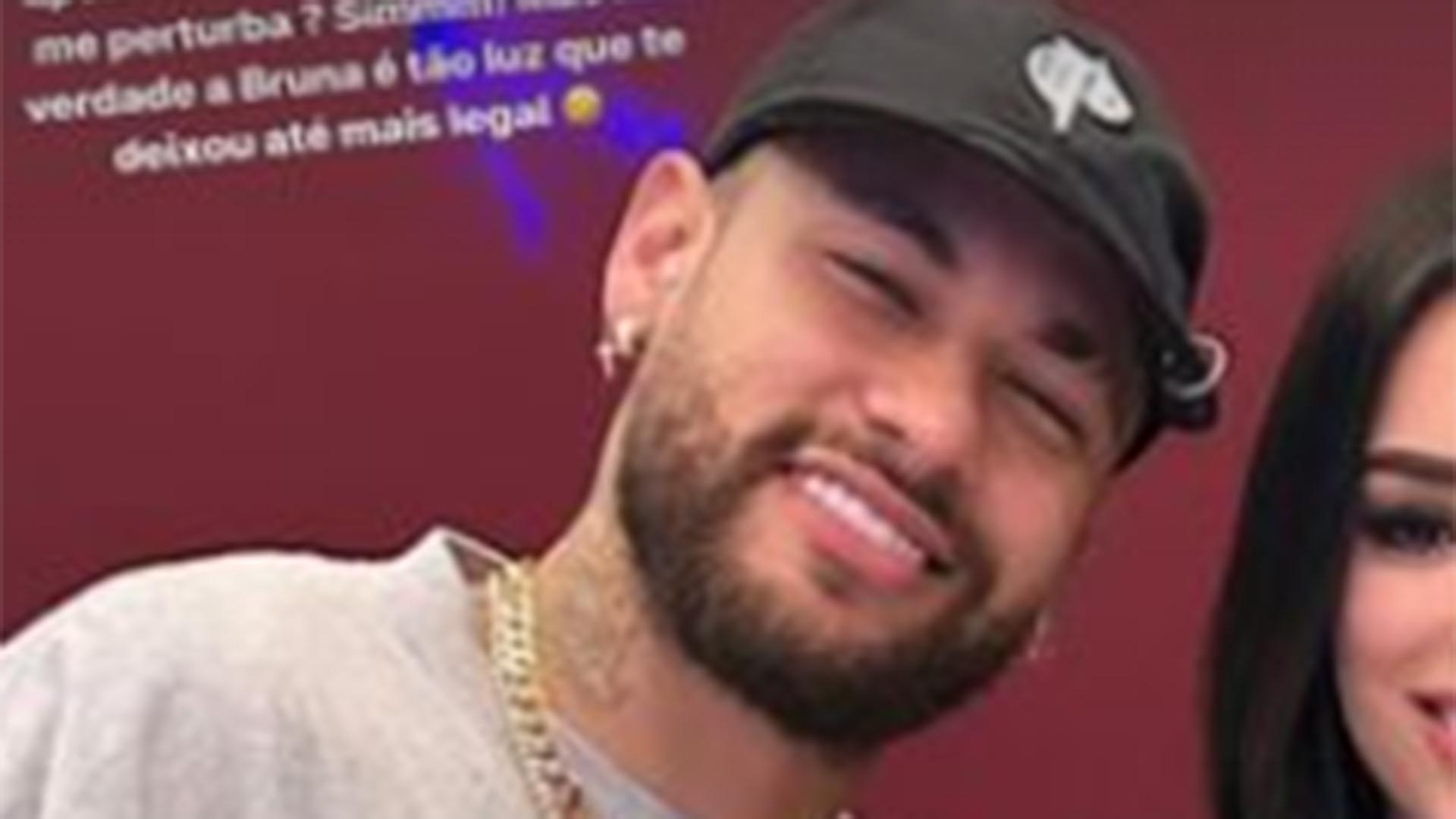 Neymar Jr posa com ex-affair e a atual namorada, que está grávida