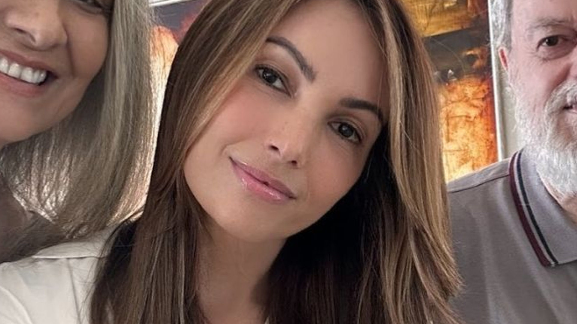 Pais de Patrícia Poeta surgem em foto rara com a apresentadora: ”Colo é tudo”