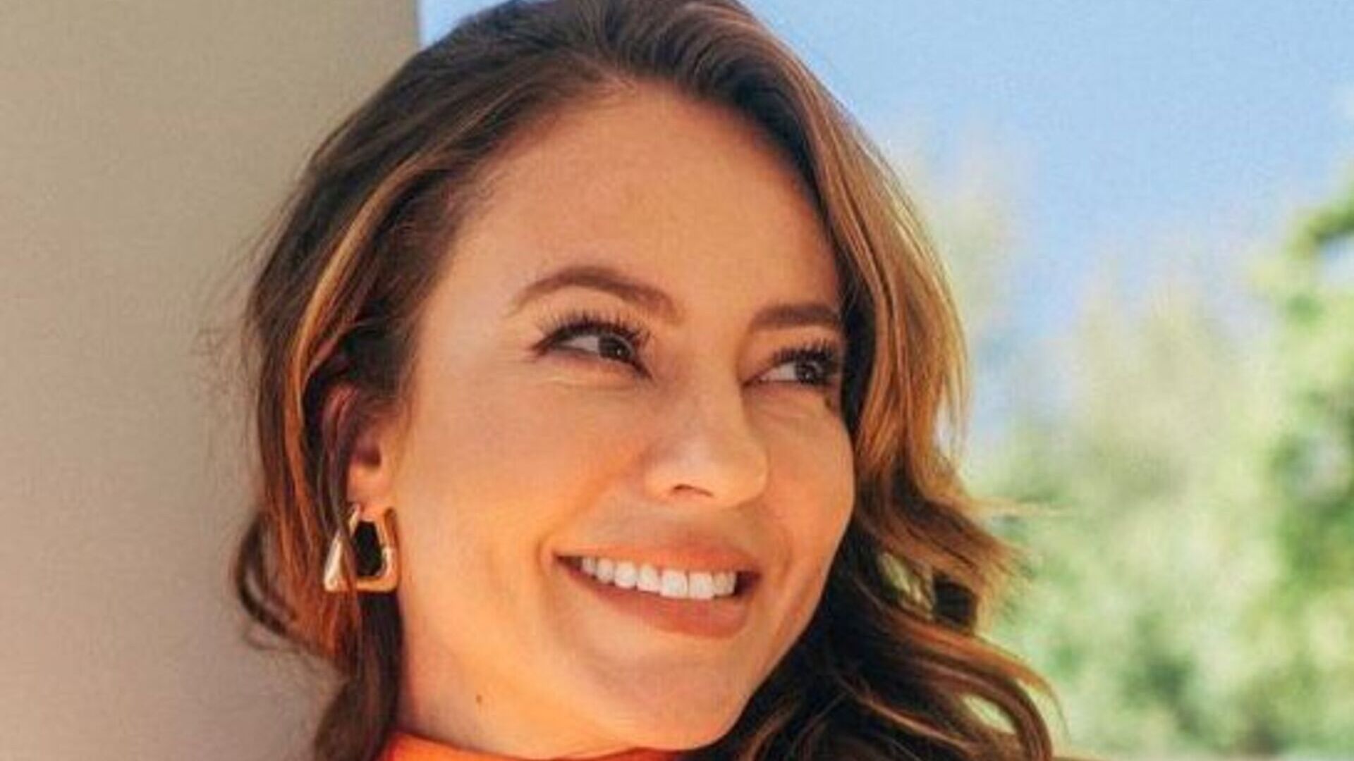 Paolla Oliveira dá show de beleza ao surgir com look estiloso em novas fotos