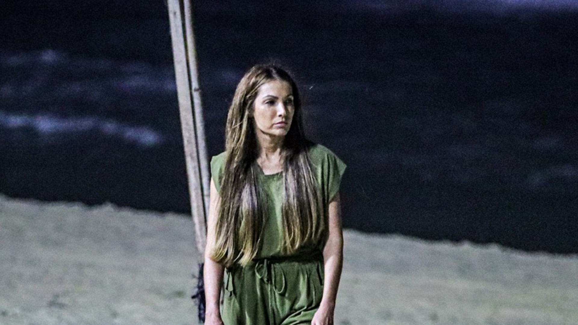 Sozinha, Patricia Poeta é fotografada em passeio noturno na praia