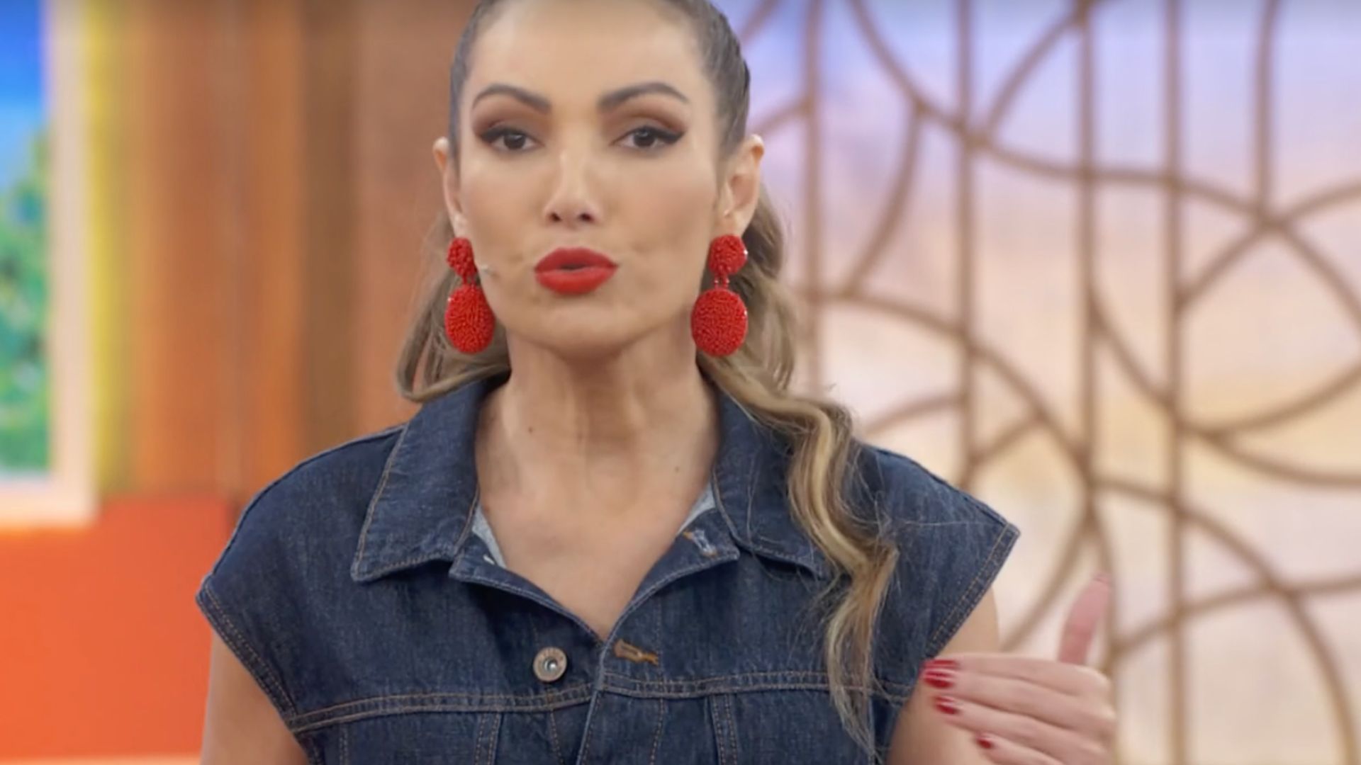 Nervosa, Patrícia Poeta apresenta sozinha o ‘Encontro’ e ignora polêmica com Manoel Soares