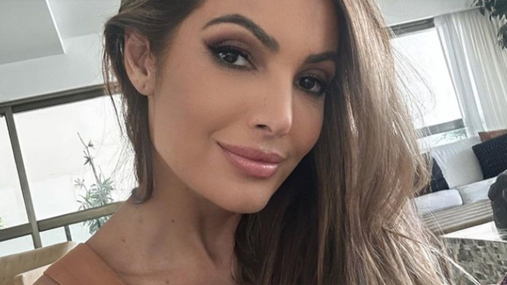 Patrícia Poeta faz post enigmático nas redes sociais com imagem de mulher em chamas