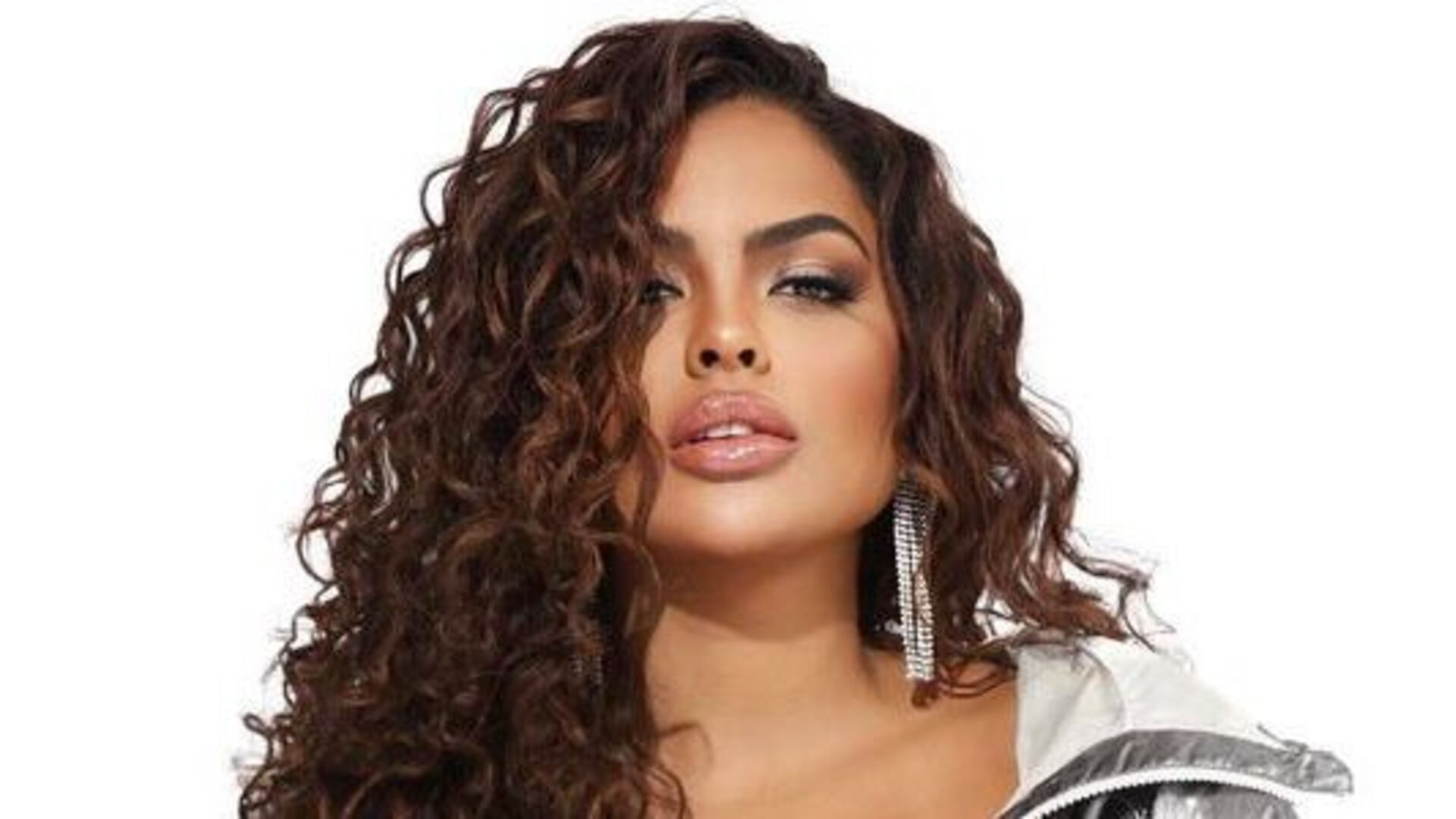 Ex-BBB Paula Freitas esbanja estilo com look prateado e recebe chuva de elogios