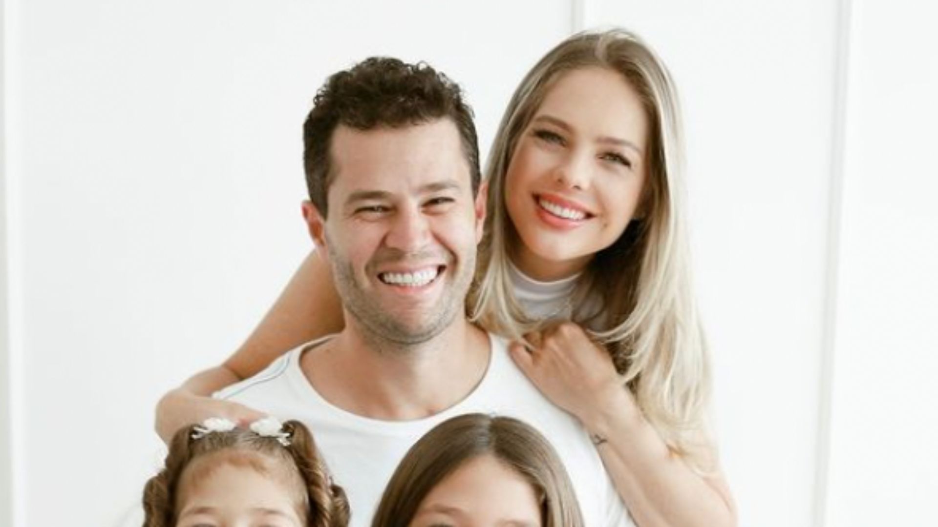 Lembra dele? Pedro Leonardo publica foto rara com as filhas: “Duas princesas”