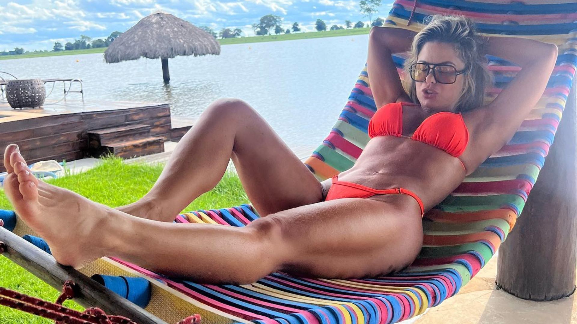 Poliana Rocha, a sogra de Virginia, exibe o corpo escultural com biquínis; relembre