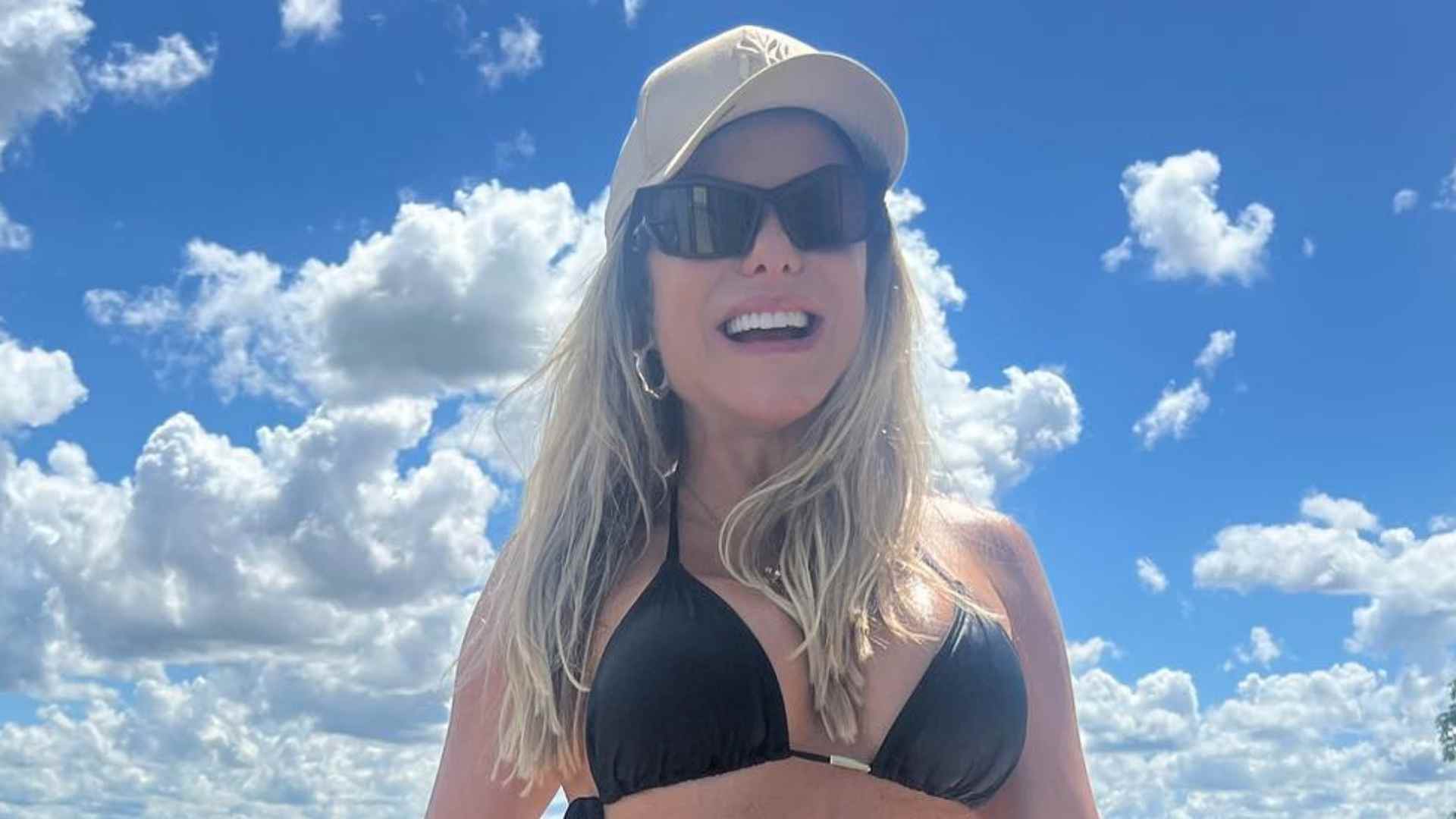 Aos 46 anos, Poliana Rocha posa de biquíni e impressiona ao exibir curvas perfeitas: “Deusa”
