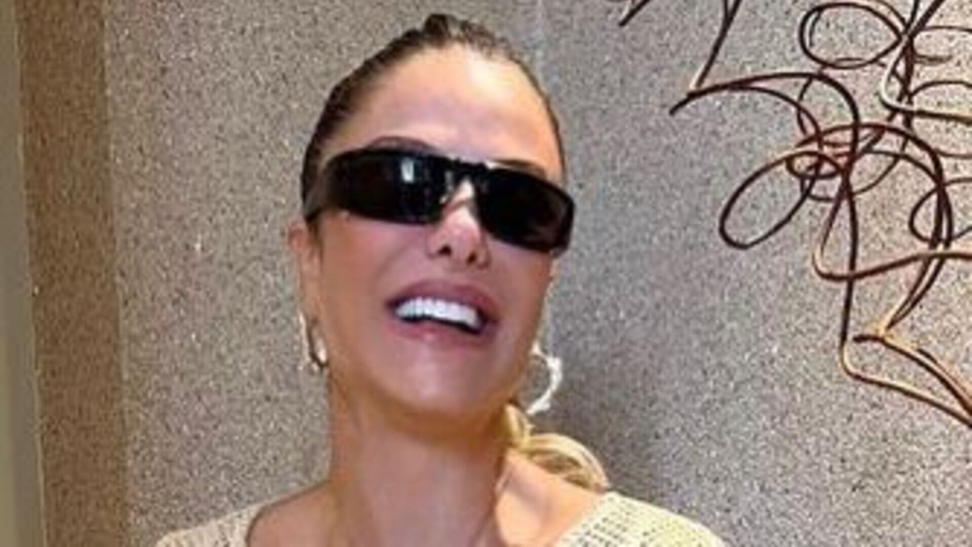 Poliana Rocha esbanja estilo e beleza ao posar com vestido transparente