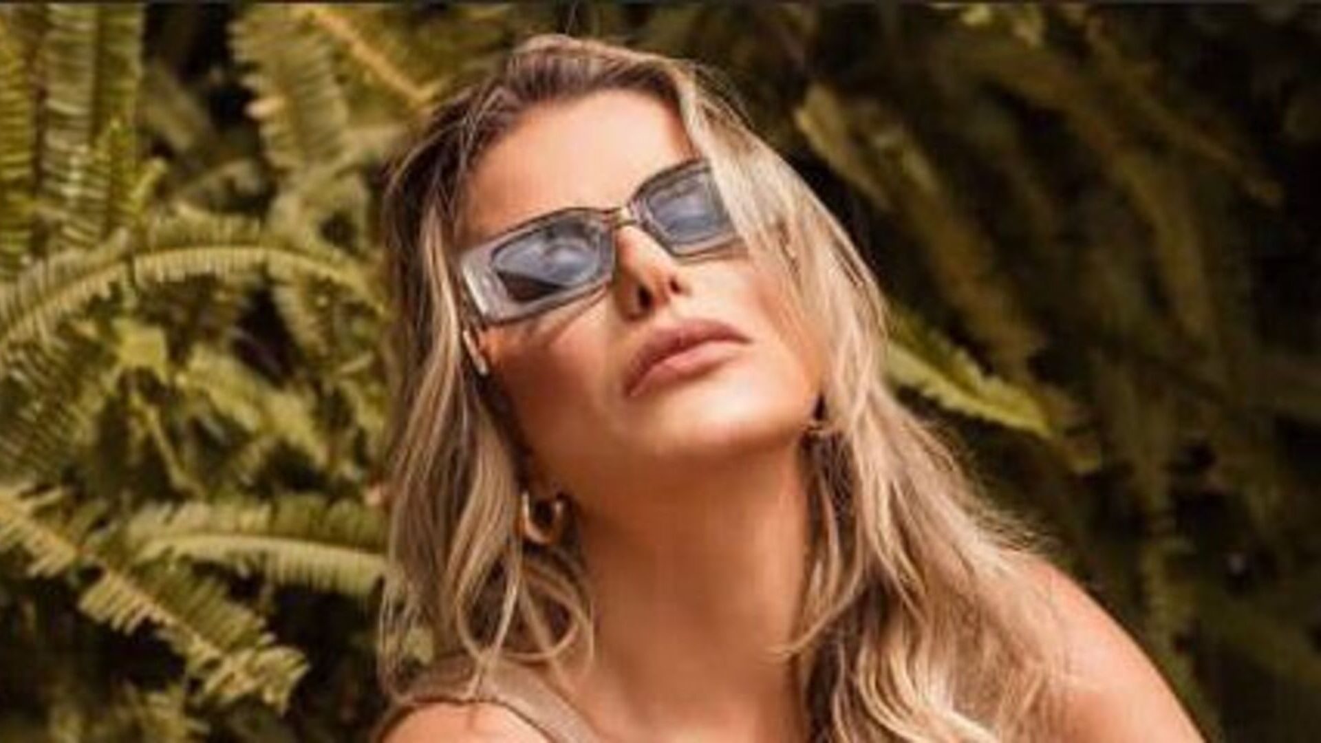 Poliana Rocha esbanja elegância ao exibir corpo escultural em vestido longo
