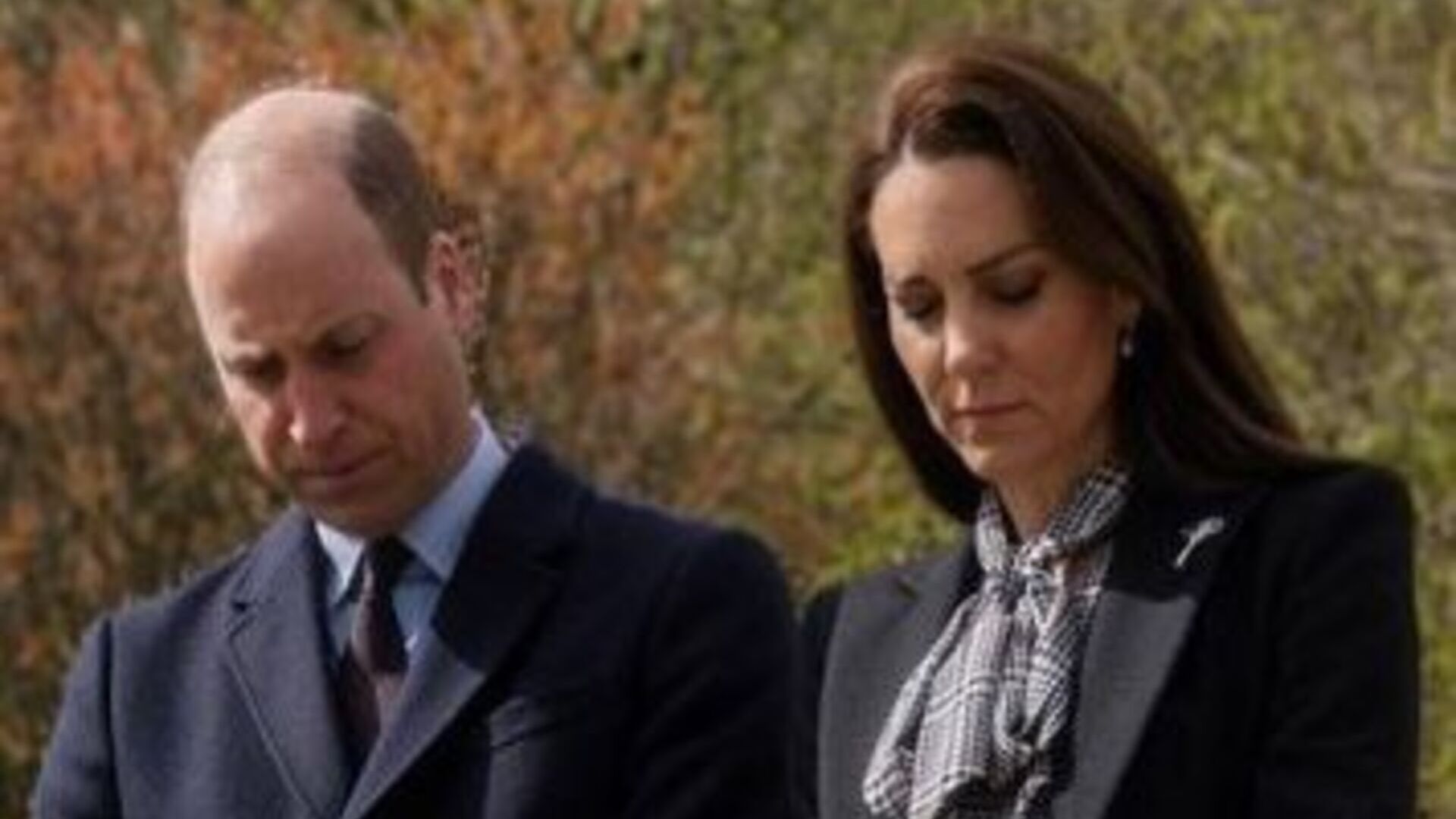 Príncipe William e Kate Middleton visitam cemitério em viagem ao País de Gales
