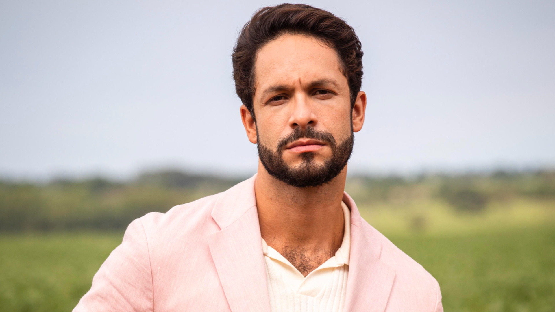 Rainer Cadete fala sobre viver golpista do amor em 'Terra e Paixão'