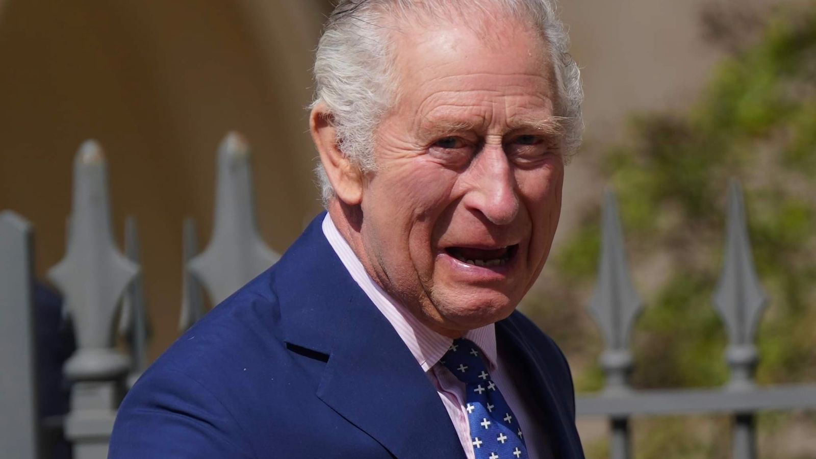 Após série de acontecimentos, Rei Charles III está discutindo retirada de títulos reais de Harry e Meghan Markle
